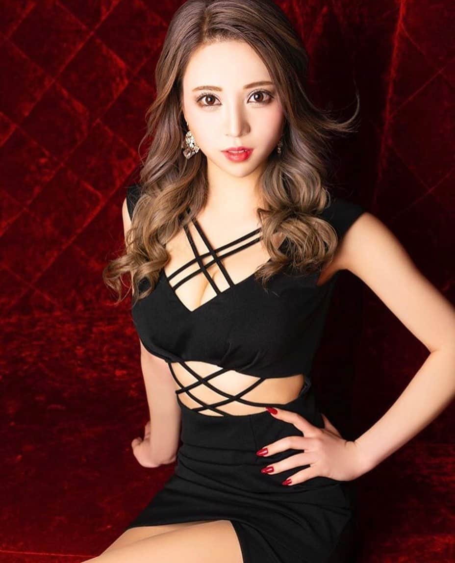 侑季美怜のインスタグラム：「1年前の写真🌹 ・ ・ 今髪短いけどまたいつか伸ばしたい… ・ ・ ・  #東京 #tokyo #六本木 #歌舞伎町 #kabuki #roppongi #l4l #f4f #クラブ #champagne #party #美脚 #谷間 #セクシー #かわいい #韓国ハーフ #韓国 #キャバクラ #キャバ嬢 #ホスト #サパー #バー #キャバ #モデル #팔로우 #ギャル #おっぱい #キャバ嬢の休日」