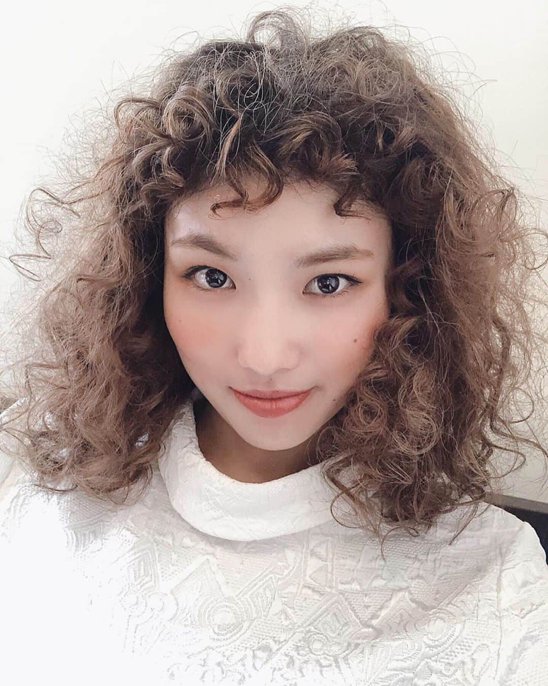のインスタグラム：「. . 2回目の『脳洗浄』にいってきたよ〜😊 気になる顔と骨盤の歪み、むくみもすっきり🤩 終わった後骨が動いてるのわかる！ 気持ちよくて速攻寝ちゃう。笑 愛子さんの人柄も素敵で毎回楽しいし 心も身体も癒されたー💗 . #脳洗浄#小顔調整#骨盤矯正#マッサージ #くるくるパーマ#松村佳奈」