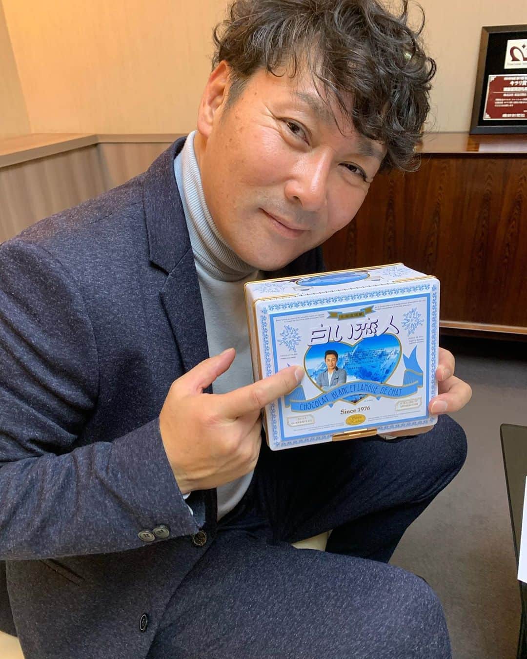 元木大介のインスタグラム：「1枚目 さっぽろ東急百貨店さんから 元木仕様の白い恋人を頂きました 2枚目 公演のサプライズで 最近ハマっているSUPREMEを 大森健作さんからプレゼントいただいた。 と思ったらまさかの「SAPPORO」でした 北海道の皆さん、本当にありがとうございました #元木の一言  #元木大介 #日本 #japan #プロ野球 #野球 #読売ジャイアンツ #ジャイアンツ #巨人 #giants #baseball #北海道 #白い恋人 #さっぽろ東急百貨店」