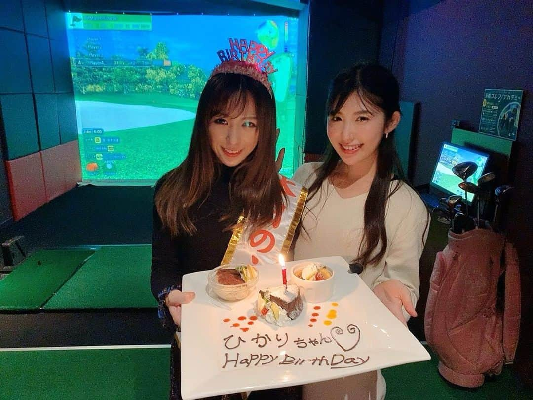 千代田唯さんのインスタグラム写真 - (千代田唯Instagram)「ひかりちゃんHBD🎂💗 シミュレーションゴルフ⛳️行ってきました✨ #gtバーディーズ　#ゴルフウェア #シミュレーションゴルフ #ゴルフトーナメント #ゴルフ大好き #ゴルファー #ゴルフのある暮らし #ゴルフ好きな人と繋がりたい  #ゴルフ #golf #golflover #golfgirls #golfwear #golffashion #munsingwear #instagolf #followme #lol #골프 #高尔夫球」1月24日 21時06分 - chiyodayui0920