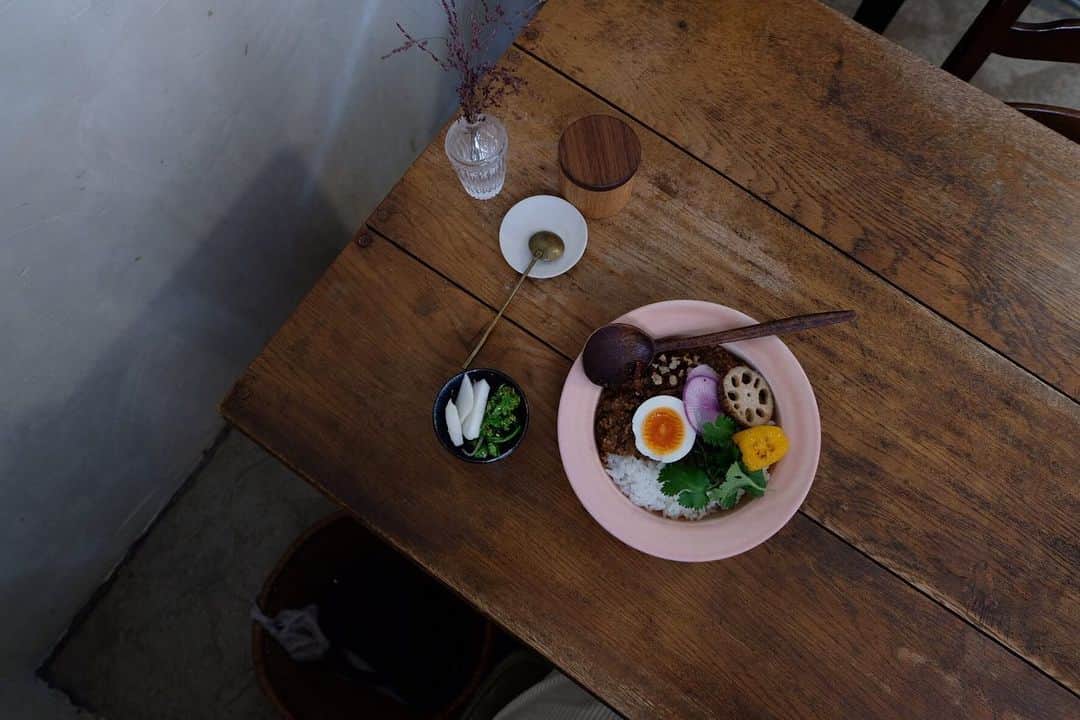 maggydaisyのインスタグラム：「_  そして、スパイスが効きつつ優しい味のカレー  暖かくなったらまた伺おう。  金曜日、お疲れさま。 疲労が取れないお年頃だ、、、」