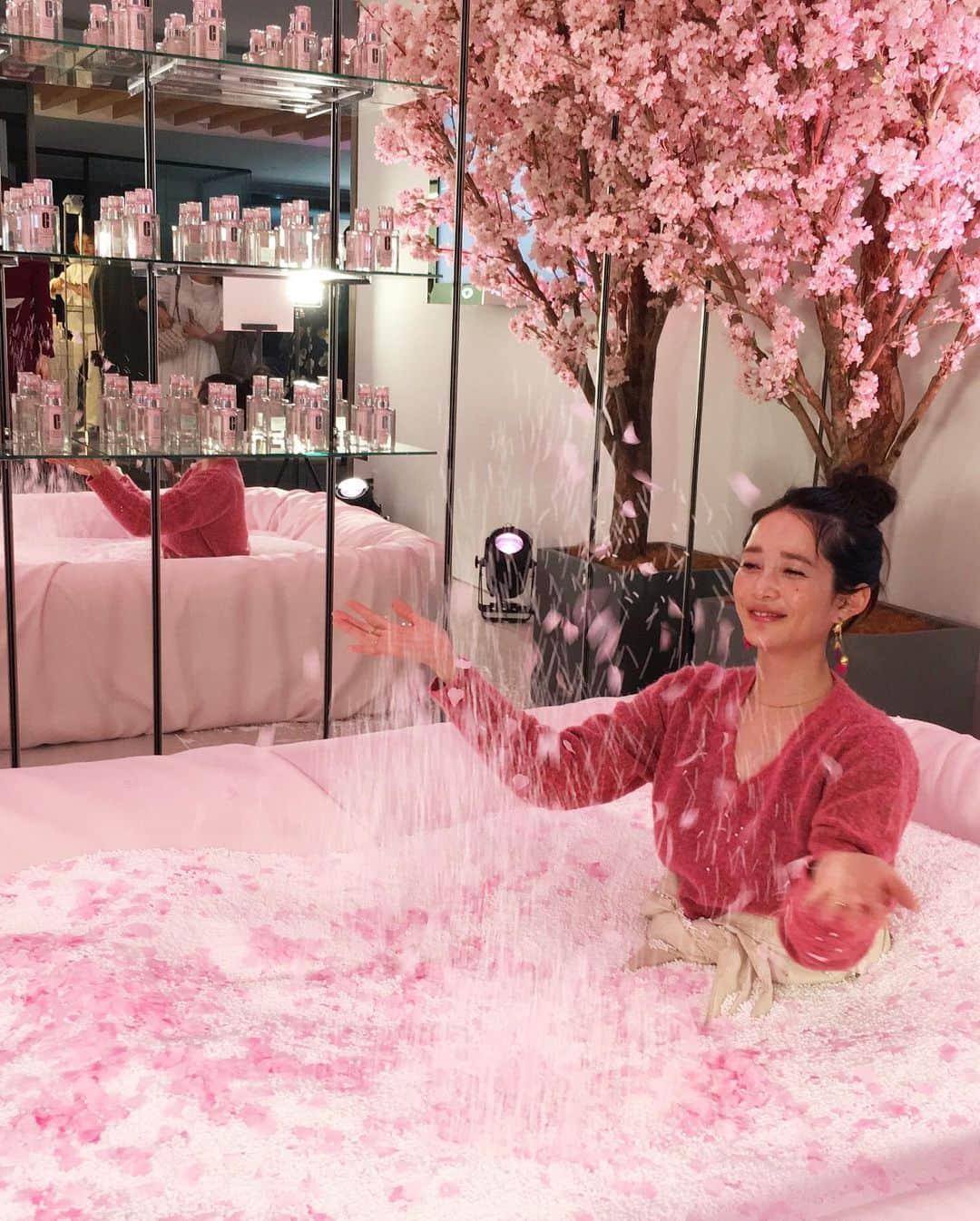 北澤 宏美さんのインスタグラム写真 - (北澤 宏美Instagram)「笑 🛁🌸🌸🌸 @cliniquejp 2020春の新商品発売イベント 会場は春でした🌸🌸🌸 ・ ・ クリニーク iD 知ってる？ 保湿ベースと美容成分の入ったカートリッジを組合わせ 24通りの中から自分の肌に合う乳液を見つけられる という商品で、今回は桜の成分が入った敏感肌ケア用の 美容成分カートリッジが発売するとのことだよ🌸 ピンク色が可愛いの💕  それと美容液の 「イーブン ベター ラディカル ブライト セラム」 明るさと透明感を叶えるブライトニング美容液 （2月28日に発売） 乾燥によるくすみにアプローチし 均一美肌を叶えるという （均一美肌とは→単に肌を白くするのではなく 自分の肌色を生かしトーンを均一することで 健康的で幸せな肌印象に導くという考え方）  つけ心地も気持ちよく 肌がさらりとなめらかになった気がするよ◎  試した口紅も可愛かったな〜💄つけたのは04  春がいちばんすきな季節🌸 ああ待ち遠しい🥺  @cliniquejp #私だけのiD#オーロラ美容液#ほめ肌 #クリニークiD #均一美肌 #美容#PR」1月24日 21時11分 - romihy58