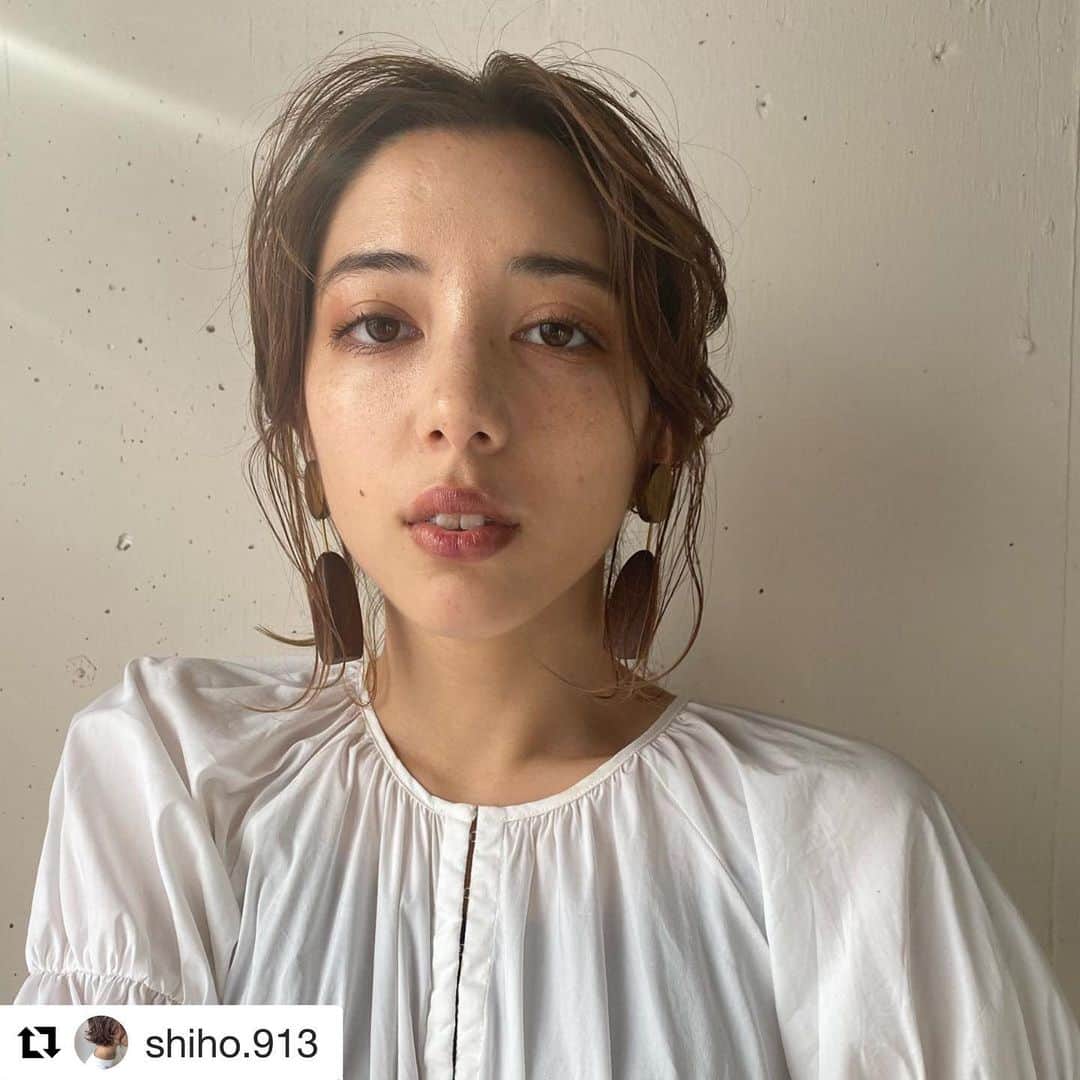 のインスタグラム：「#Repost @shiho.913 with @get_repost ・・・ ・ ・ 顔周りのウェーブ感がかわいい🌷 2月もカラー、パーマ、ストレート、トリートメントのモデルさん募集してますのでDMにてご相談ください❤︎ ・ ・ ・ #shiho_hm #riganuts #ヘアアレンジ #ローポニー　#くるりんぱ　#ウエッティヘア #three #rms #addiction #透明感カラー　#ベージュカラー　#カラーモデル　#パーマモデル　#ストレートモデル　#スロウカラー #サロモ  #いいね返し　#instagood」