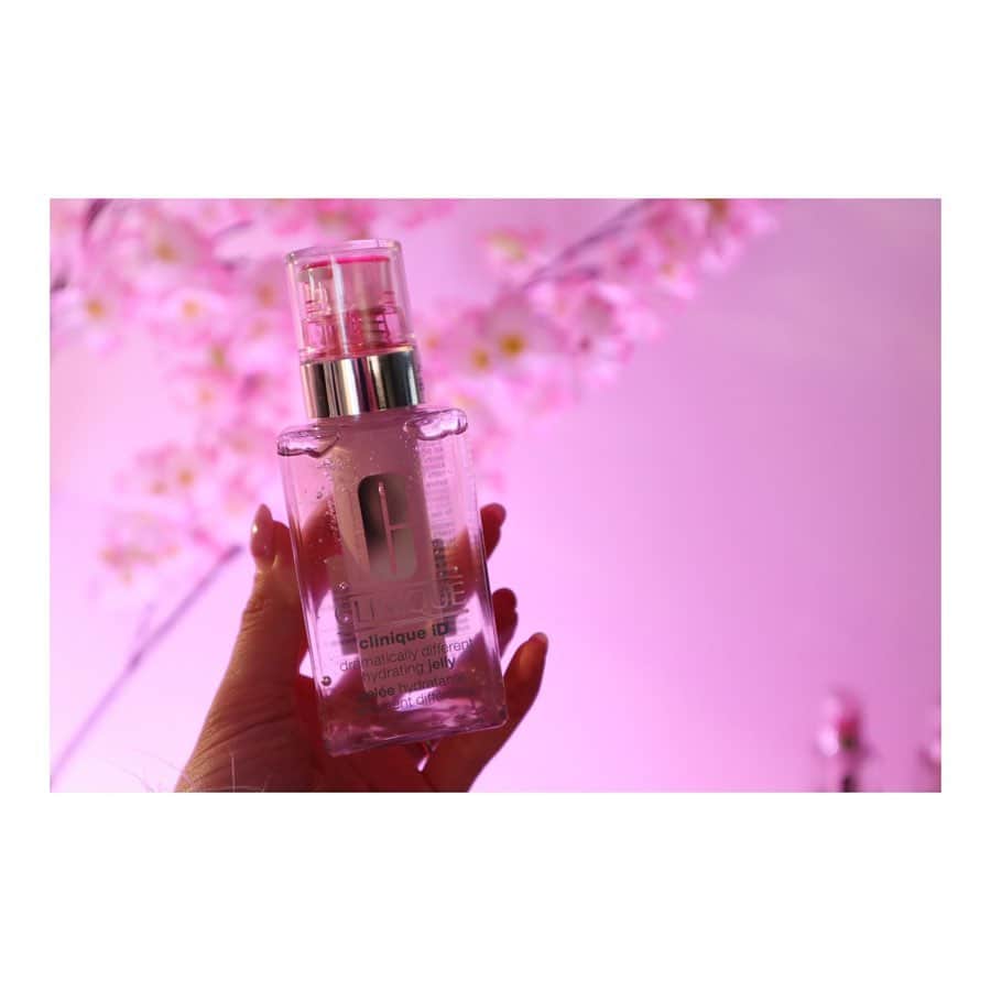リナのインスタグラム：「🌸CLINIQUEの新作発表イベント🌸 . 今回のイベントでは、 2製品をご紹介いただいたよ！ . ☑︎1月1日に発売されたクリニーク iD  新モイスチャライザー& カートリッジ コンセントレート💐 桜の成分が配合された"敏感肌"向けの 贅沢な乳液ケア！ . . ☑︎イーブン ベター ラディカル ブライト セラム 2月28日発売予定  均一に美しく輝く肌のために 誕生したブライトニング美容液💎 乾燥による"くすみ"にアプローチして、 均一な美肌に叶える美容液みたい🙌  会場には、カウンセリングや肌診断コーナー、 桜にちなんだ可愛いfoodやdrinkもあって、 春が待ち遠しくなっちゃった🌸  @cliniquejp . .................................................. #私だけのiD #オーロラ美容液 #ほめ肌 #クリニークiD #均一美肌 #PR #美容好きさんと繋がりたい #美容垢 #新作コスメ #新作発表会 #桜 #美白美容液 #クリニーク #CLINIQUE #デパコス #ピンク好きな人と繋がりたい #イーブンベターラディカルブライトセラム」