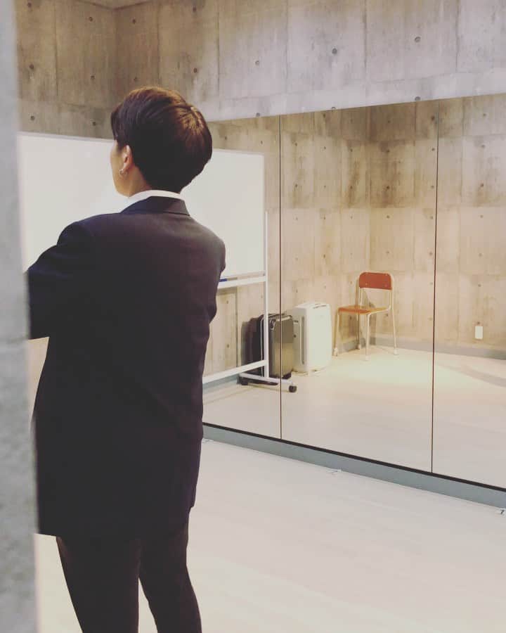 鈴木聖七のインスタグラム：「動画撮影の合間は歌いたくなってしまうの巻  #bigbang #声をきかせて #素直になればきっとー #この歌めちゃすきなんだ #高校生ももう終わりそうで #あぁーって感じ #とりまカレー食べたい」