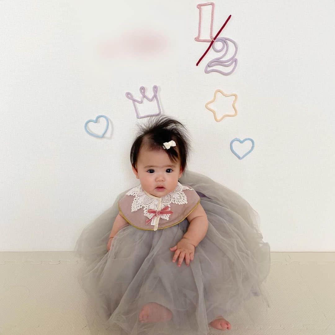 姫野れみのインスタグラム：「今日で娘が生まれて半年が経ちました♡ ハーフバースデーは毛糸できている、 ウールレターというものをオーダーしました🧶 ・ 生まれてから本当にあっという間すぎて どんどん出来ることも増えていくし 成長が嬉しくて楽しみな反面、 ずっと今のままでいてほしい〜〜と 母は毎日思っています🥺😂✨ 最近パパ似って言われることが多いけど、 2枚目の表情とかはママ似な気がする🤔😂 絵本とお散歩と笑わせてくれるパパが大好きな娘 毎日可愛いで満たされています🥰 ハーフバースデーおめでとう そして、私たちのもとに生まれてきてくれてありがとう ・ #halfbirthday #birthday #baby #girl #tutu #babygirl #mamagirl #marlmarl #dress #ハーフバースデー #6ヶ月 #赤ちゃん #ベビー #女の子ベビー #女の子 #ママタス #ベビフル #ウールレター #赤ちゃんのいる生活 #べびすたぐらむ #マールマール #チュチュ #ドレス」