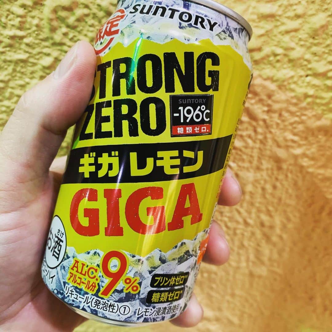 飯田カヅキさんのインスタグラム写真 - (飯田カヅキInstagram)「ビタミンCを摂らないとね。  #ストロングゼロ #ギガレモン #strongzero #suntory」1月24日 21時24分 - kazukiiida_strange