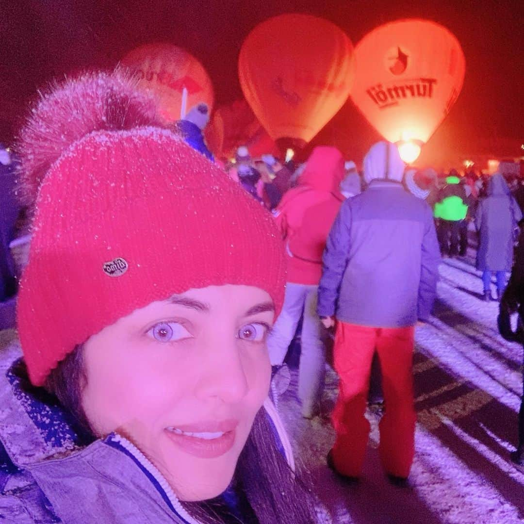 セリーナ・ジェイトリーさんのインスタグラム写真 - (セリーナ・ジェイトリーInstagram)「#lastweek Filzmoos International Balloon Festival in Salzburg. The town Filzmoos in the Province of Salzburg holds, once a year in the second half of Jan, a fascinating balloon festival. The festival showcases colorful hot air balloons from many countries.  The sight of the lighted balloons in the contrast of the darkness of the night and minus 4 degrees with heavy snow fall is quite fascinating. Even baby @arthurjhaag enjoyed it despite it being way past his bedtime.  @winstonjhaag @viraajjhaag @arthurjhaag @haag.peter  #europeanlife #austrian #austria #austriangirl #austrianlife #haagbrothers #winston #viraaj #arthur #celina #peterhaag #celinajaitley #celinajaitly #c #beautyqueen #missuniverse #momoftwins #twinsplusone #snowday #gratitude #bollywood #bollywoodactoractress  #filmooz #balloonfestival #Austria #gratitude #instafamily @haag.peter」1月24日 21時25分 - celinajaitlyofficial