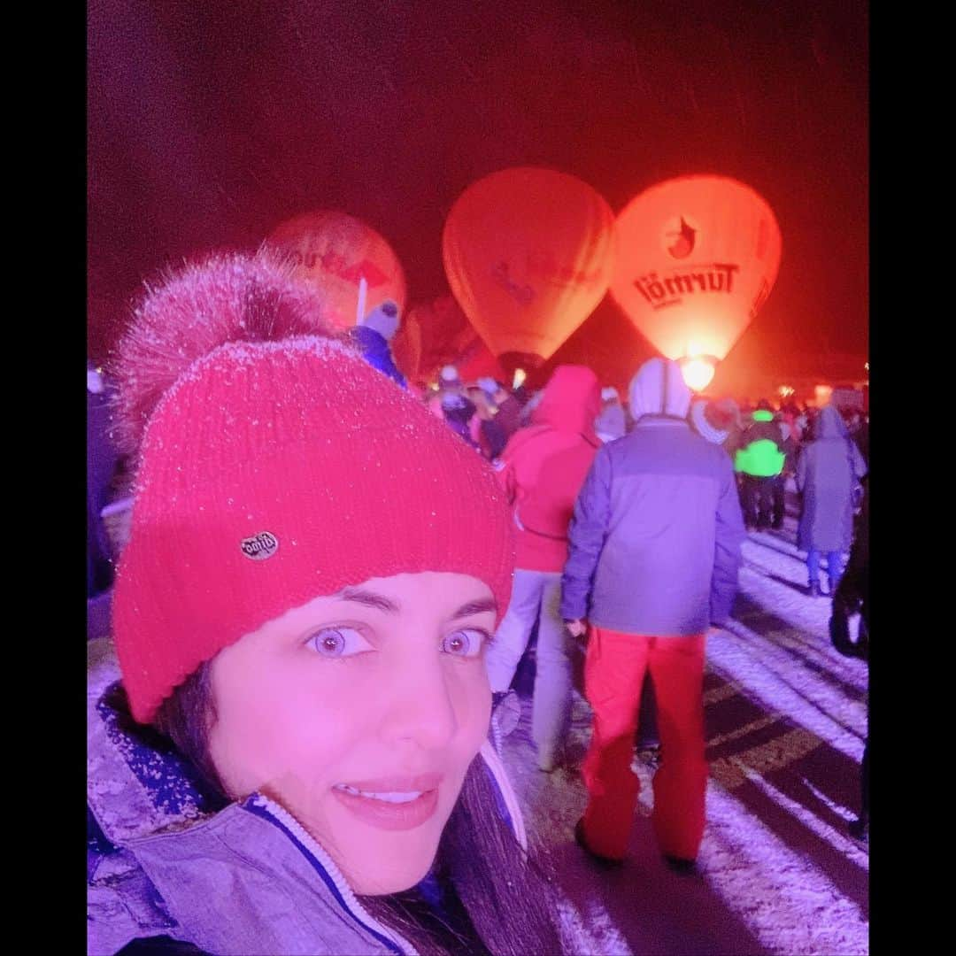 セリーナ・ジェイトリーさんのインスタグラム写真 - (セリーナ・ジェイトリーInstagram)「#lastweek Filzmoos International Balloon Festival in Salzburg. The town Filzmoos in the Province of Salzburg holds, once a year in the second half of Jan, a fascinating balloon festival. The festival showcases colorful hot air balloons from many countries.  The sight of the lighted balloons in the contrast of the darkness of the night and minus 4 degrees with heavy snow fall is quite fascinating. Even baby @arthurjhaag enjoyed it despite it being way past his bedtime.  @winstonjhaag @viraajjhaag @arthurjhaag @haag.peter  #europeanlife #austrian #austria #austriangirl #austrianlife #haagbrothers #winston #viraaj #arthur #celina #peterhaag #celinajaitley #celinajaitly #c #beautyqueen #missuniverse #momoftwins #twinsplusone #snowday #gratitude #bollywood #bollywoodactoractress  #filmooz #balloonfestival #Austria #gratitude #instafamily @haag.peter」1月24日 21時25分 - celinajaitlyofficial