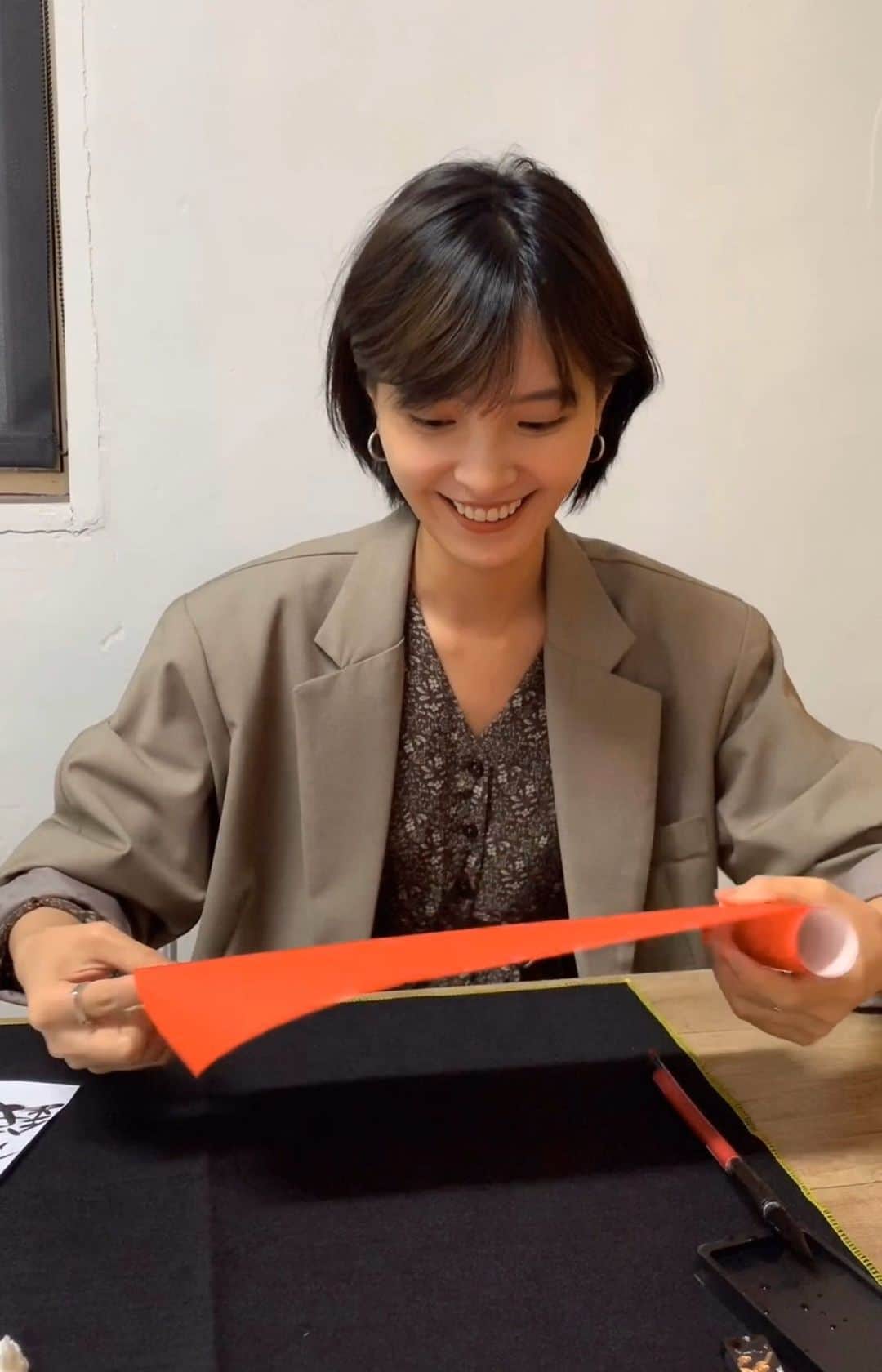 吳子霏（Ellen Wu）のインスタグラム：「﻿ ﻿ 年前為了慶祝公司搬遷大吉﻿ 來寫春聯當成禮物🎁🤣 ﻿ ﻿ 今天是除夕，祝大年夜快樂🧨﻿ ﻿ 祝大家2020鼠年：﻿ 「霏常有錢、心存感激、永保年輕」﻿ 「鼠錢鼠不完、好運鼠於你」﻿ 「健健康康、怎麼吃怎麼瘦🐭」﻿ ﻿ 以下歡迎各式創意賀詞來投稿🤣﻿ ﻿」