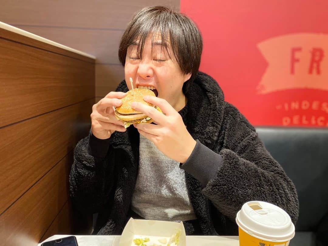 あつひろのインスタグラム：「これスゴくない！？ ビッグマック好きの俺が考えたハンバーガーをキレイに食べる技🍔💨 【マクド's ロンギヌスの槍】 いや、 【マドラヌスの槍】かなw ホットコーヒーのマドラーをぶっ刺して安定させる‼️ #マクドナルド #マック #マクド #ビッグマック #ホットコーヒー #マドラー #ロンギヌスの槍 #アイデア #発明 #綺麗に食べる #あつひろ #声優 #ナレーター #芸人 #声優芸人 #🍔」