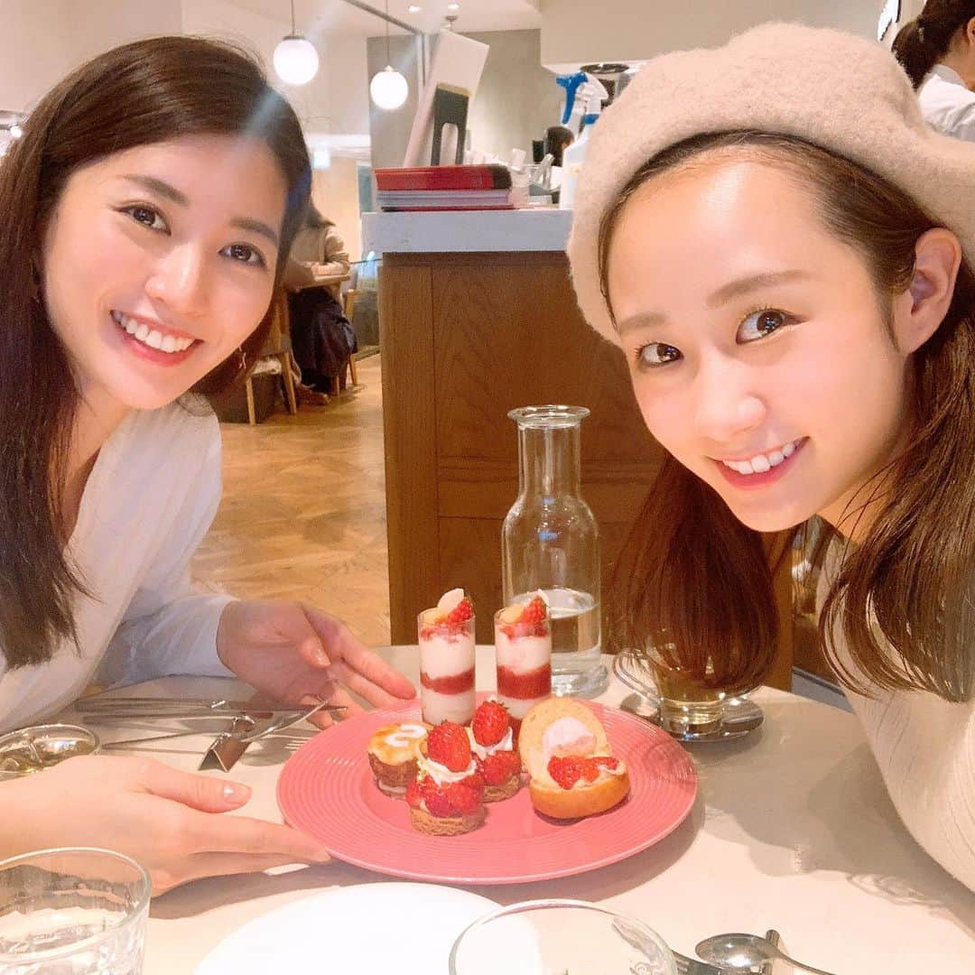 筒井萌子さんのインスタグラム写真 - (筒井萌子Instagram)「* SALON BAKE&TEA☕️ デザートブッフェを🍰 大食いな私は全種類制覇しましたꪔ̤̮ ケーキ12個+パン4つ。食べすぎです(ᯅ̈ ) ・ 私の大好きなの紅茶THE O DOR(テオドー) を取り扱ってて久しぶりに飲めました˘˘̥♥︎ ⑦⑧枚目は大学生の時なんだけど 美人時計モデルのカフェをやってた時に お茶の先生から紅茶の入れ方を１から習ったんです✨ 気温やお湯の温度や茶葉の量のバランスが とーっても難しくて沢山研修したの！ その時お店で出していた紅茶がTHE O DORのものでした❣️ 今日は1番苦労して習得したミルキーウーロンを久々に🌿 とーっても美味しかった✨ 紅茶好きな方いたらぜひTHE O DOR調べてみてくださいꪔ̤̮ 私も紅茶のセット買おうっと♪♪ お店で飲みたい方は新宿ニューマンのSALON BAKE&TEAへ♡ ・ #筒井萌子 #女優 #actress #モデル #model #岡山  #shooting #instagood #instalike #converse #撮影 #followme #instalike #ゴルフ #ゴルフ女子 #ゴルフコーデ #골프 #좋아요반사 #좋아요그램 #좋아요환영 #데일리그램 #패션 #오오티디 #카페 #アルチビオ  #アルチビオカップ #archivio」1月24日 21時31分 - tsutsui.moeko.o