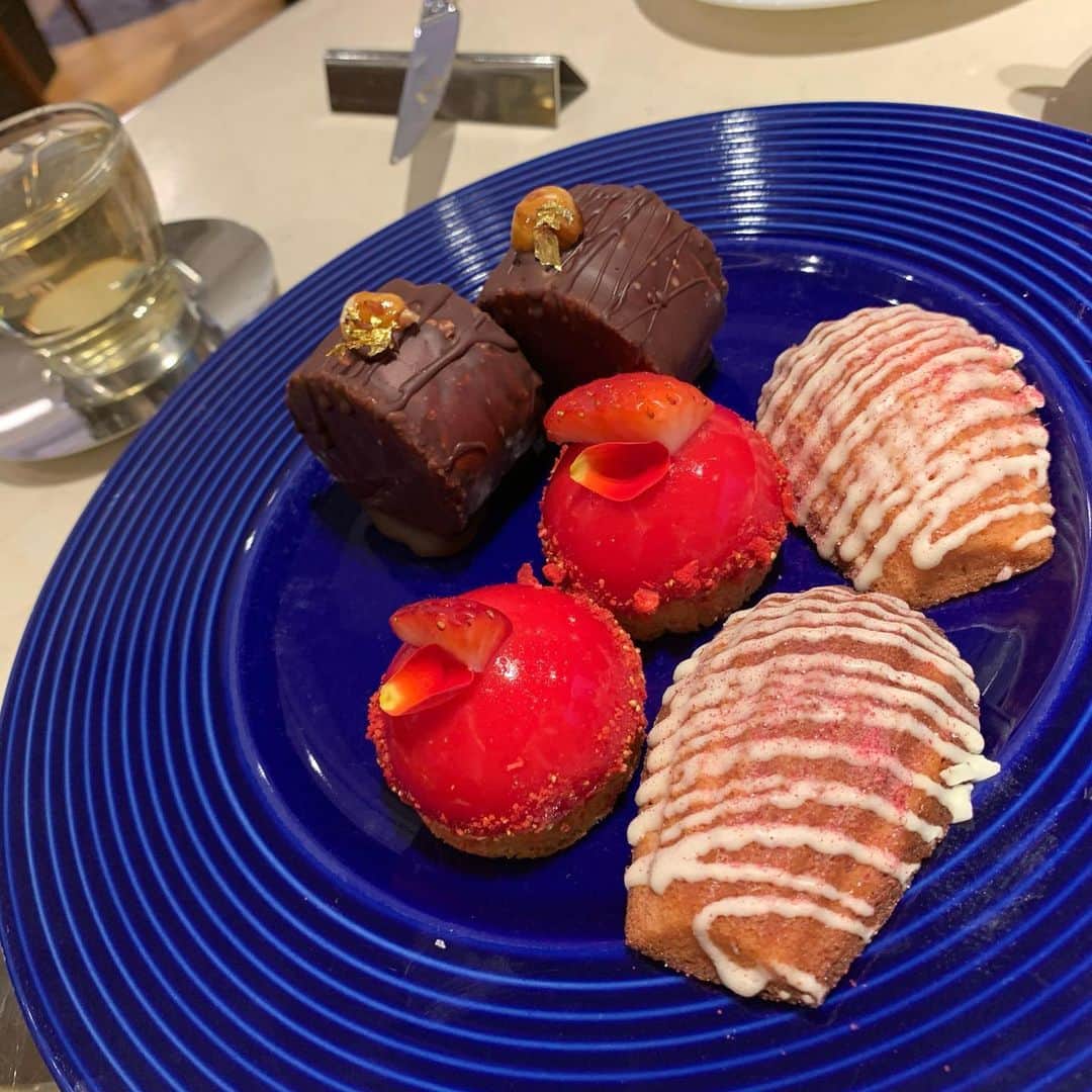 筒井萌子さんのインスタグラム写真 - (筒井萌子Instagram)「* SALON BAKE&TEA☕️ デザートブッフェを🍰 大食いな私は全種類制覇しましたꪔ̤̮ ケーキ12個+パン4つ。食べすぎです(ᯅ̈ ) ・ 私の大好きなの紅茶THE O DOR(テオドー) を取り扱ってて久しぶりに飲めました˘˘̥♥︎ ⑦⑧枚目は大学生の時なんだけど 美人時計モデルのカフェをやってた時に お茶の先生から紅茶の入れ方を１から習ったんです✨ 気温やお湯の温度や茶葉の量のバランスが とーっても難しくて沢山研修したの！ その時お店で出していた紅茶がTHE O DORのものでした❣️ 今日は1番苦労して習得したミルキーウーロンを久々に🌿 とーっても美味しかった✨ 紅茶好きな方いたらぜひTHE O DOR調べてみてくださいꪔ̤̮ 私も紅茶のセット買おうっと♪♪ お店で飲みたい方は新宿ニューマンのSALON BAKE&TEAへ♡ ・ #筒井萌子 #女優 #actress #モデル #model #岡山  #shooting #instagood #instalike #converse #撮影 #followme #instalike #ゴルフ #ゴルフ女子 #ゴルフコーデ #골프 #좋아요반사 #좋아요그램 #좋아요환영 #데일리그램 #패션 #오오티디 #카페 #アルチビオ  #アルチビオカップ #archivio」1月24日 21時31分 - tsutsui.moeko.o