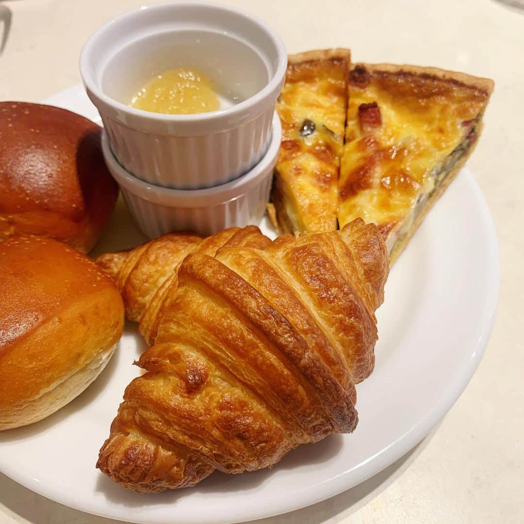 筒井萌子さんのインスタグラム写真 - (筒井萌子Instagram)「* SALON BAKE&TEA☕️ デザートブッフェを🍰 大食いな私は全種類制覇しましたꪔ̤̮ ケーキ12個+パン4つ。食べすぎです(ᯅ̈ ) ・ 私の大好きなの紅茶THE O DOR(テオドー) を取り扱ってて久しぶりに飲めました˘˘̥♥︎ ⑦⑧枚目は大学生の時なんだけど 美人時計モデルのカフェをやってた時に お茶の先生から紅茶の入れ方を１から習ったんです✨ 気温やお湯の温度や茶葉の量のバランスが とーっても難しくて沢山研修したの！ その時お店で出していた紅茶がTHE O DORのものでした❣️ 今日は1番苦労して習得したミルキーウーロンを久々に🌿 とーっても美味しかった✨ 紅茶好きな方いたらぜひTHE O DOR調べてみてくださいꪔ̤̮ 私も紅茶のセット買おうっと♪♪ お店で飲みたい方は新宿ニューマンのSALON BAKE&TEAへ♡ ・ #筒井萌子 #女優 #actress #モデル #model #岡山  #shooting #instagood #instalike #converse #撮影 #followme #instalike #ゴルフ #ゴルフ女子 #ゴルフコーデ #골프 #좋아요반사 #좋아요그램 #좋아요환영 #데일리그램 #패션 #오오티디 #카페 #アルチビオ  #アルチビオカップ #archivio」1月24日 21時31分 - tsutsui.moeko.o