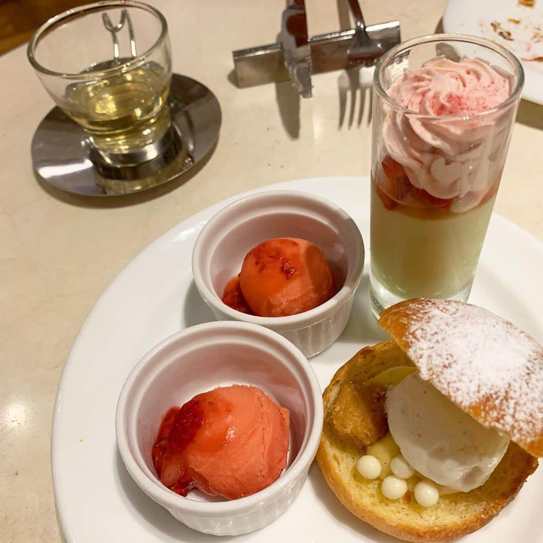 筒井萌子さんのインスタグラム写真 - (筒井萌子Instagram)「* SALON BAKE&TEA☕️ デザートブッフェを🍰 大食いな私は全種類制覇しましたꪔ̤̮ ケーキ12個+パン4つ。食べすぎです(ᯅ̈ ) ・ 私の大好きなの紅茶THE O DOR(テオドー) を取り扱ってて久しぶりに飲めました˘˘̥♥︎ ⑦⑧枚目は大学生の時なんだけど 美人時計モデルのカフェをやってた時に お茶の先生から紅茶の入れ方を１から習ったんです✨ 気温やお湯の温度や茶葉の量のバランスが とーっても難しくて沢山研修したの！ その時お店で出していた紅茶がTHE O DORのものでした❣️ 今日は1番苦労して習得したミルキーウーロンを久々に🌿 とーっても美味しかった✨ 紅茶好きな方いたらぜひTHE O DOR調べてみてくださいꪔ̤̮ 私も紅茶のセット買おうっと♪♪ お店で飲みたい方は新宿ニューマンのSALON BAKE&TEAへ♡ ・ #筒井萌子 #女優 #actress #モデル #model #岡山  #shooting #instagood #instalike #converse #撮影 #followme #instalike #ゴルフ #ゴルフ女子 #ゴルフコーデ #골프 #좋아요반사 #좋아요그램 #좋아요환영 #데일리그램 #패션 #오오티디 #카페 #アルチビオ  #アルチビオカップ #archivio」1月24日 21時31分 - tsutsui.moeko.o