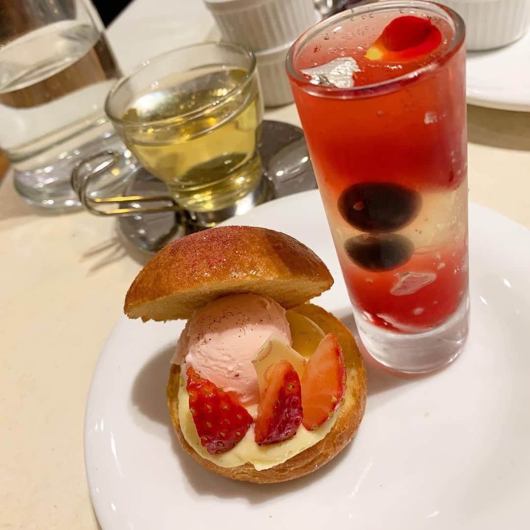 筒井萌子さんのインスタグラム写真 - (筒井萌子Instagram)「* SALON BAKE&TEA☕️ デザートブッフェを🍰 大食いな私は全種類制覇しましたꪔ̤̮ ケーキ12個+パン4つ。食べすぎです(ᯅ̈ ) ・ 私の大好きなの紅茶THE O DOR(テオドー) を取り扱ってて久しぶりに飲めました˘˘̥♥︎ ⑦⑧枚目は大学生の時なんだけど 美人時計モデルのカフェをやってた時に お茶の先生から紅茶の入れ方を１から習ったんです✨ 気温やお湯の温度や茶葉の量のバランスが とーっても難しくて沢山研修したの！ その時お店で出していた紅茶がTHE O DORのものでした❣️ 今日は1番苦労して習得したミルキーウーロンを久々に🌿 とーっても美味しかった✨ 紅茶好きな方いたらぜひTHE O DOR調べてみてくださいꪔ̤̮ 私も紅茶のセット買おうっと♪♪ お店で飲みたい方は新宿ニューマンのSALON BAKE&TEAへ♡ ・ #筒井萌子 #女優 #actress #モデル #model #岡山  #shooting #instagood #instalike #converse #撮影 #followme #instalike #ゴルフ #ゴルフ女子 #ゴルフコーデ #골프 #좋아요반사 #좋아요그램 #좋아요환영 #데일리그램 #패션 #오오티디 #카페 #アルチビオ  #アルチビオカップ #archivio」1月24日 21時31分 - tsutsui.moeko.o