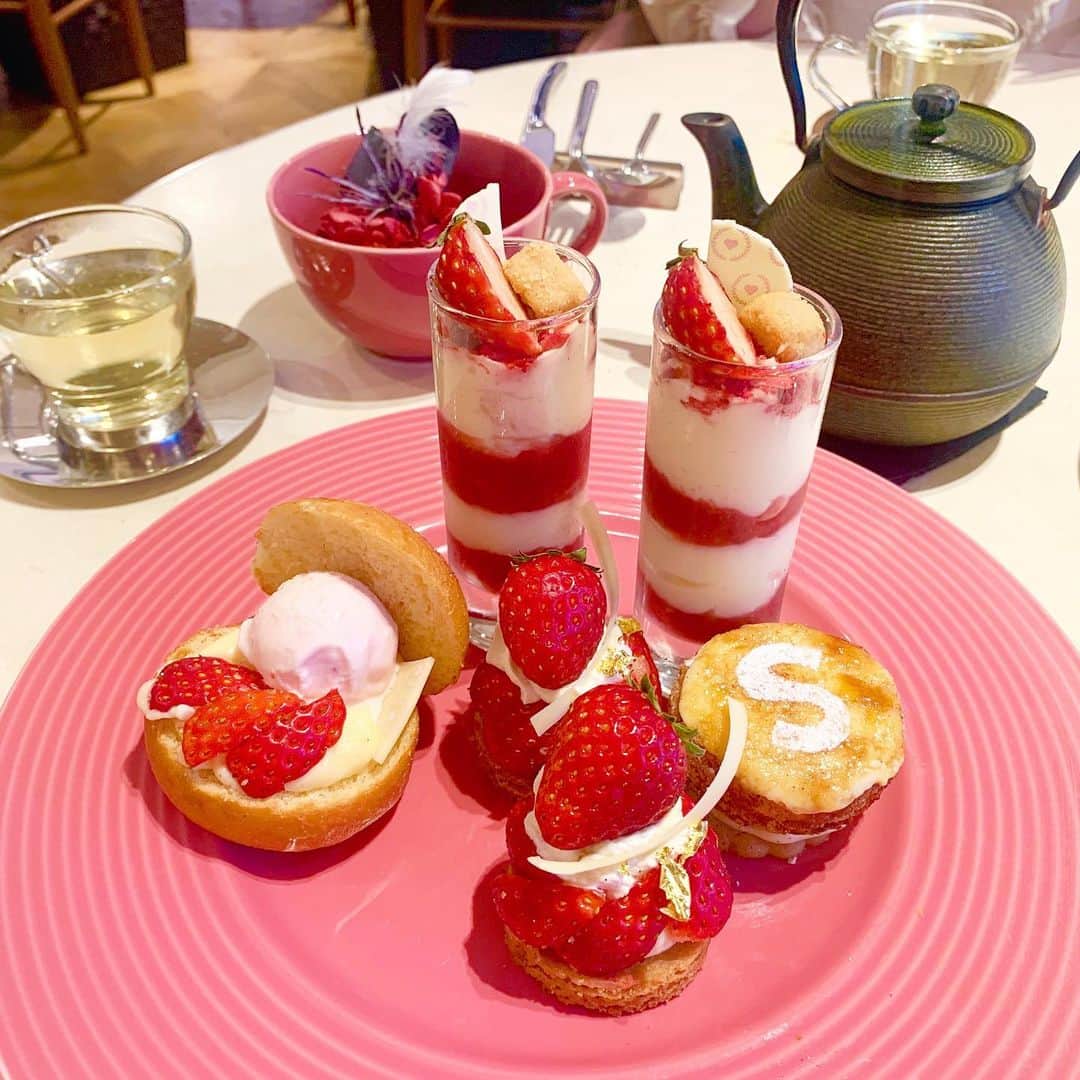 筒井萌子のインスタグラム：「* SALON BAKE&TEA☕️ デザートブッフェを🍰 大食いな私は全種類制覇しましたꪔ̤̮ ケーキ12個+パン4つ。食べすぎです(ᯅ̈ ) ・ 私の大好きなの紅茶THE O DOR(テオドー) を取り扱ってて久しぶりに飲めました˘˘̥♥︎ ⑦⑧枚目は大学生の時なんだけど 美人時計モデルのカフェをやってた時に お茶の先生から紅茶の入れ方を１から習ったんです✨ 気温やお湯の温度や茶葉の量のバランスが とーっても難しくて沢山研修したの！ その時お店で出していた紅茶がTHE O DORのものでした❣️ 今日は1番苦労して習得したミルキーウーロンを久々に🌿 とーっても美味しかった✨ 紅茶好きな方いたらぜひTHE O DOR調べてみてくださいꪔ̤̮ 私も紅茶のセット買おうっと♪♪ お店で飲みたい方は新宿ニューマンのSALON BAKE&TEAへ♡ ・ #筒井萌子 #女優 #actress #モデル #model #岡山  #shooting #instagood #instalike #converse #撮影 #followme #instalike #ゴルフ #ゴルフ女子 #ゴルフコーデ #골프 #좋아요반사 #좋아요그램 #좋아요환영 #데일리그램 #패션 #오오티디 #카페 #アルチビオ  #アルチビオカップ #archivio」