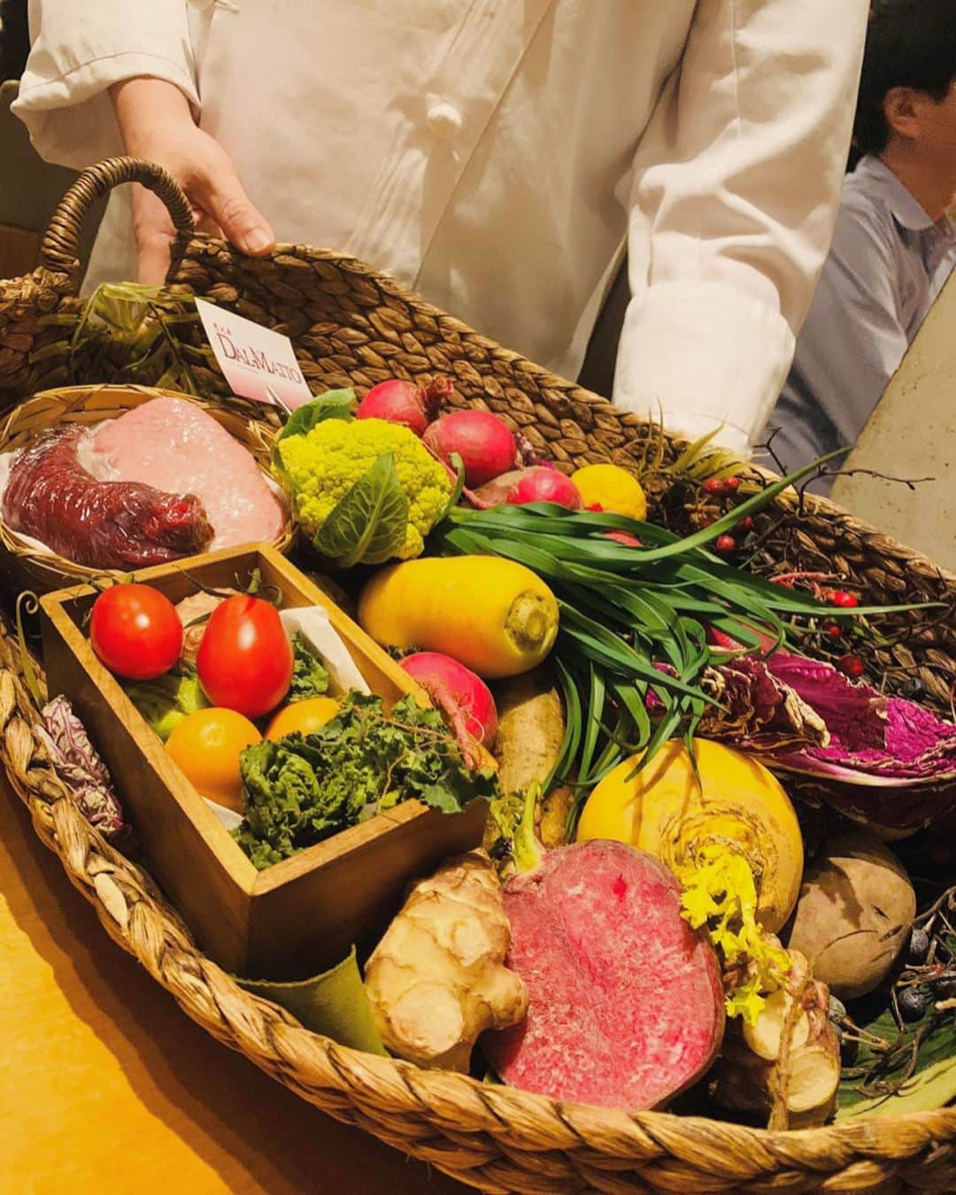 芽華ららさんのインスタグラム写真 - (芽華ららInstagram)「🥕🥦🍅🍆🍠🍓﻿ ﻿ どのお料理も本当に美味しかったのですが、色鮮やかなお野菜を使った14種類のアパタイザーとイチゴの冷製パスタが美味すぎました🤤💕💕﻿ そして1番美味しかったワインがヴルネロディモンタルチーノ😍🍷﻿ いつも飲む専門なので、今年こそワインを勉強したいなぁ🙈✨﻿ 一緒に勉強してくれる方大募集❣️﻿ ﻿ ﻿ #wine#italian#foodie#appetizer#strawberry #東京カレンダー#東カレ倶楽部#東京女子#ワイン会#ワイン女子 #ブルネロディモンタルチーノ#イチゴ#🍷#rarastagram #❤️」1月24日 21時34分 - rara.world