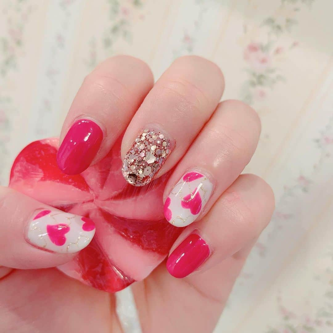 春菜めぐみさんのインスタグラム写真 - (春菜めぐみInstagram)「Valentine nail💅🏻🍫💓 ． ． 久しぶりのラブリー系に してもらってテンション上がってる〜🦄🦄💕 ． ． #nails #new #newnail #valentine」1月24日 12時40分 - me_haruna.02