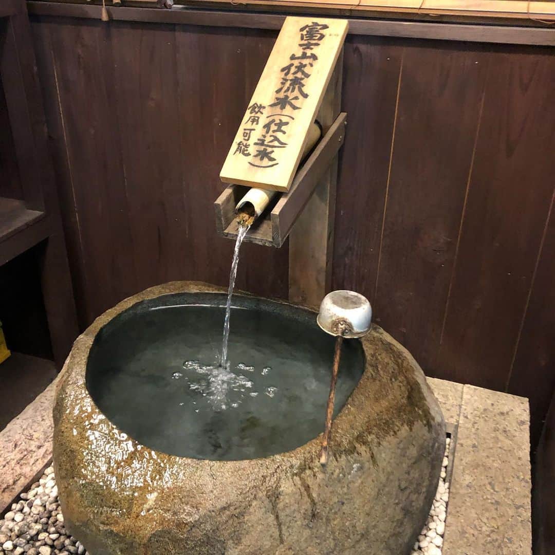 松下翔太郎さんのインスタグラム写真 - (松下翔太郎Instagram)「「バービーのしずおかごはんがもっと食べたい！」 18日(土)今年最初の放送も多くの方にご覧頂きました！ ありがとうございます♪ 写真は富士・富士宮を巡った時のものです！🍶🐖🍝 いや〜「水」が良いとご飯もお酒も、より美味しい！ さすがは富士山の伏流水。 バービーさんと、食とお酒共に大満足した旅でした😊 #バービーのしずおかごはんがもっとたべたい #バービー#さん#富士#富士宮 #ふらいぱん#カミリオンカフェ #富士山世界遺産センター #さの萬#高砂#高砂酒造#伊東 #富士富士宮の皆さん #ありがとうございました！」1月24日 12時41分 - shotaro_matsushita_
