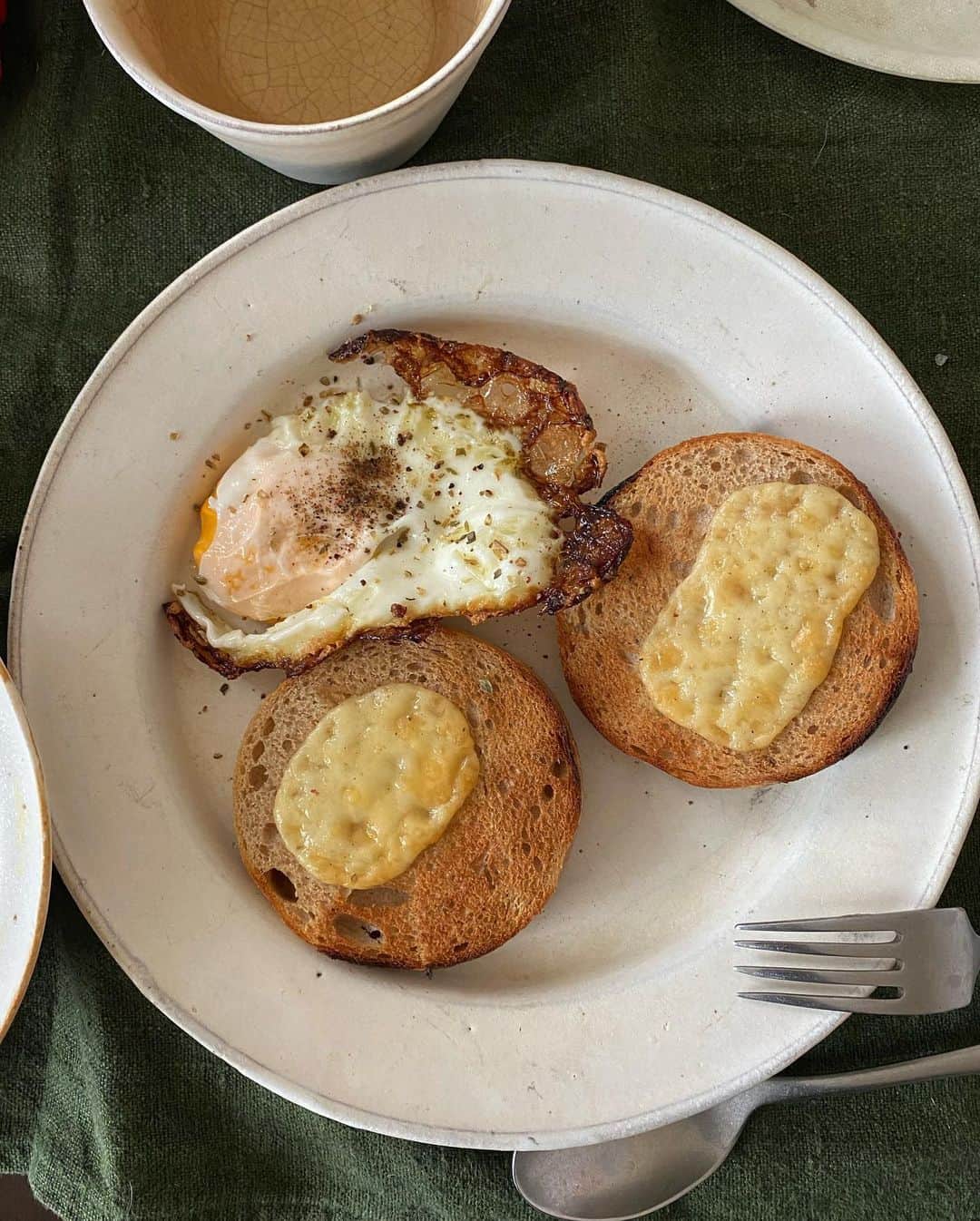柴田紗希さんのインスタグラム写真 - (柴田紗希Instagram)「おいしい朝ごはん🥣 パンで卵を挟んで食べたよ 幸せだ〜って朝から何回も言った日 @manakohina いつもありがとうございます。 東京のお母さんです。 そしてやっぱりアセビさんの器たちが好きだな 欲しいな　@asebimakoto」1月24日 12時48分 - shibasaaki