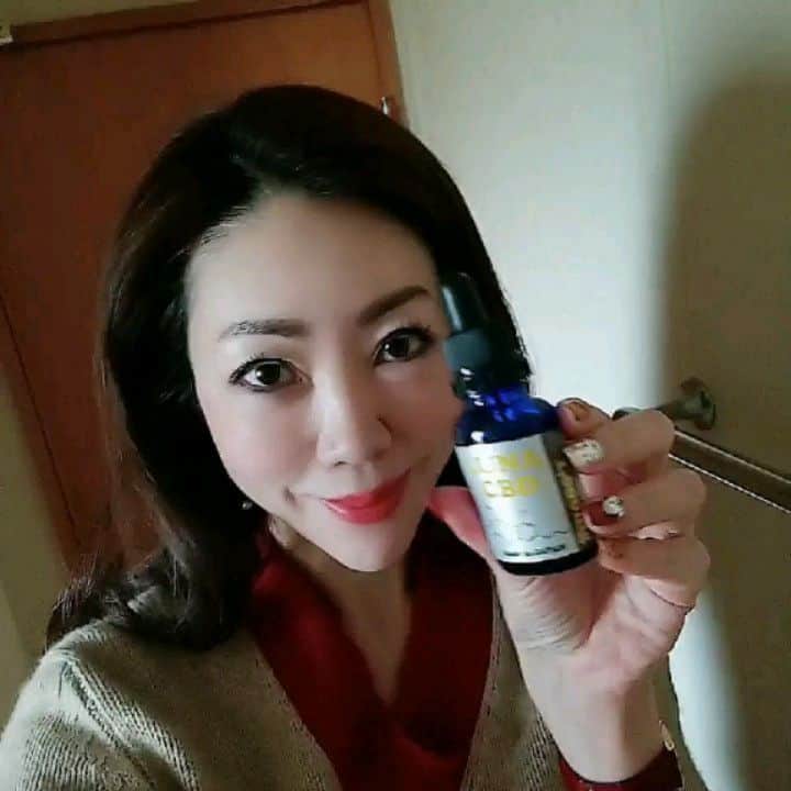 のインスタグラム：「今、世界中で大注目の " ヘンプ "  海外セレブからも人気の 『CBDオイル』  @luna.cbd LUNA CBD 1000mg/30ml Made in JAPANの新ブランドです！ 30mlの中にCBDが1000mgも配合されており、安心・安全の日本製の LUNA CBD オイルが登場しました！  飲んでも、塗っても使える優れもの！ 私は毎日数滴飲んでます 安全性・体感に拘り、THCも完全にフリー LUNA CBDの今までに無いしっとり優しい気持ち良さを、是非一度体験してみてください  #CBD  #CBDオイル  #LUNACBD #ヘンプオイル  #カンナビノイド  #安眠  #睡眠　#麻 #モデル　#セレブ　#自律神経 #肩こり #イライラ　#オシャレ　#最先端」