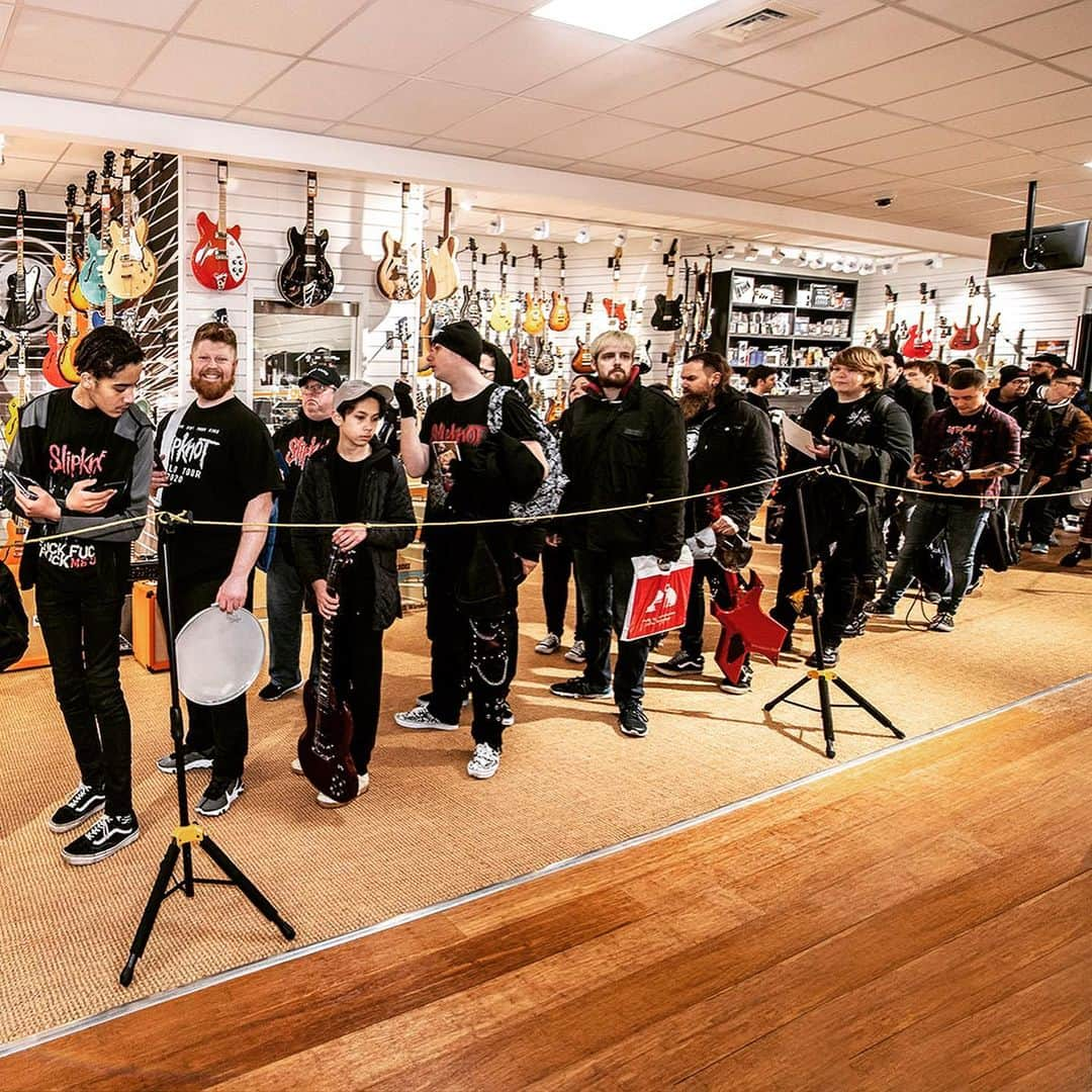 Slipknotさんのインスタグラム写真 - (SlipknotInstagram)「Thanks to everyone that made it out to Mick's signing at @guitarguitarbirmingham. 🤘🎸✍️」1月24日 12時53分 - slipknot