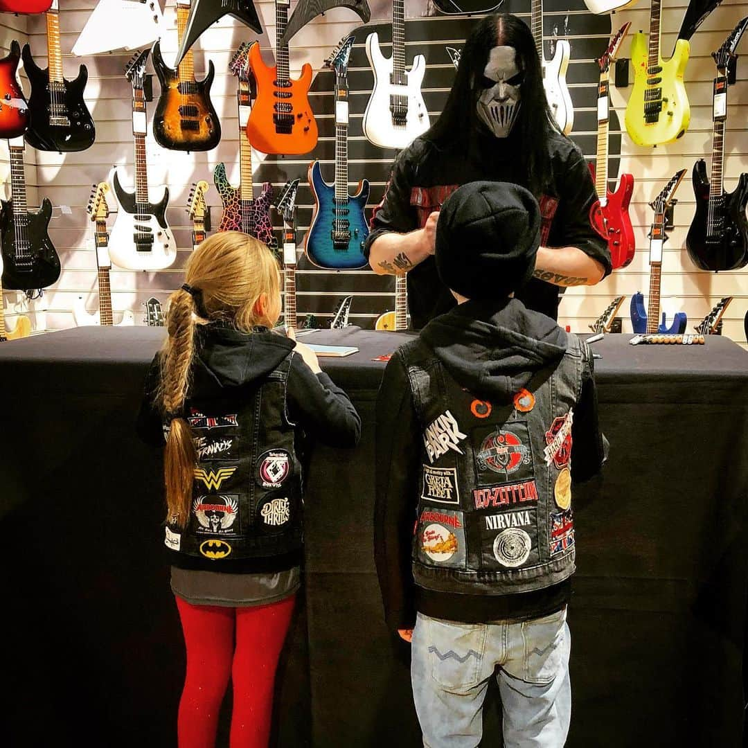 Slipknotさんのインスタグラム写真 - (SlipknotInstagram)「Thanks to everyone that made it out to Mick's signing at @guitarguitarbirmingham. 🤘🎸✍️」1月24日 12時53分 - slipknot