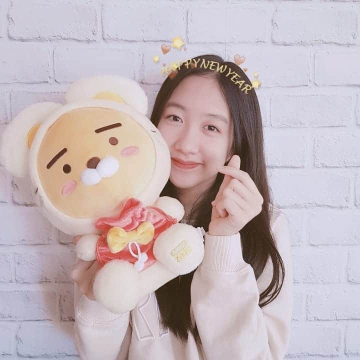 イ・チェミのインスタグラム：「즐거움과 행복함이 가득한 설명절 보내세요~~😘😊 . #경자년🐭  #새해복많이받으세요 🙇🏻‍♀️ #happynewyear 💕」