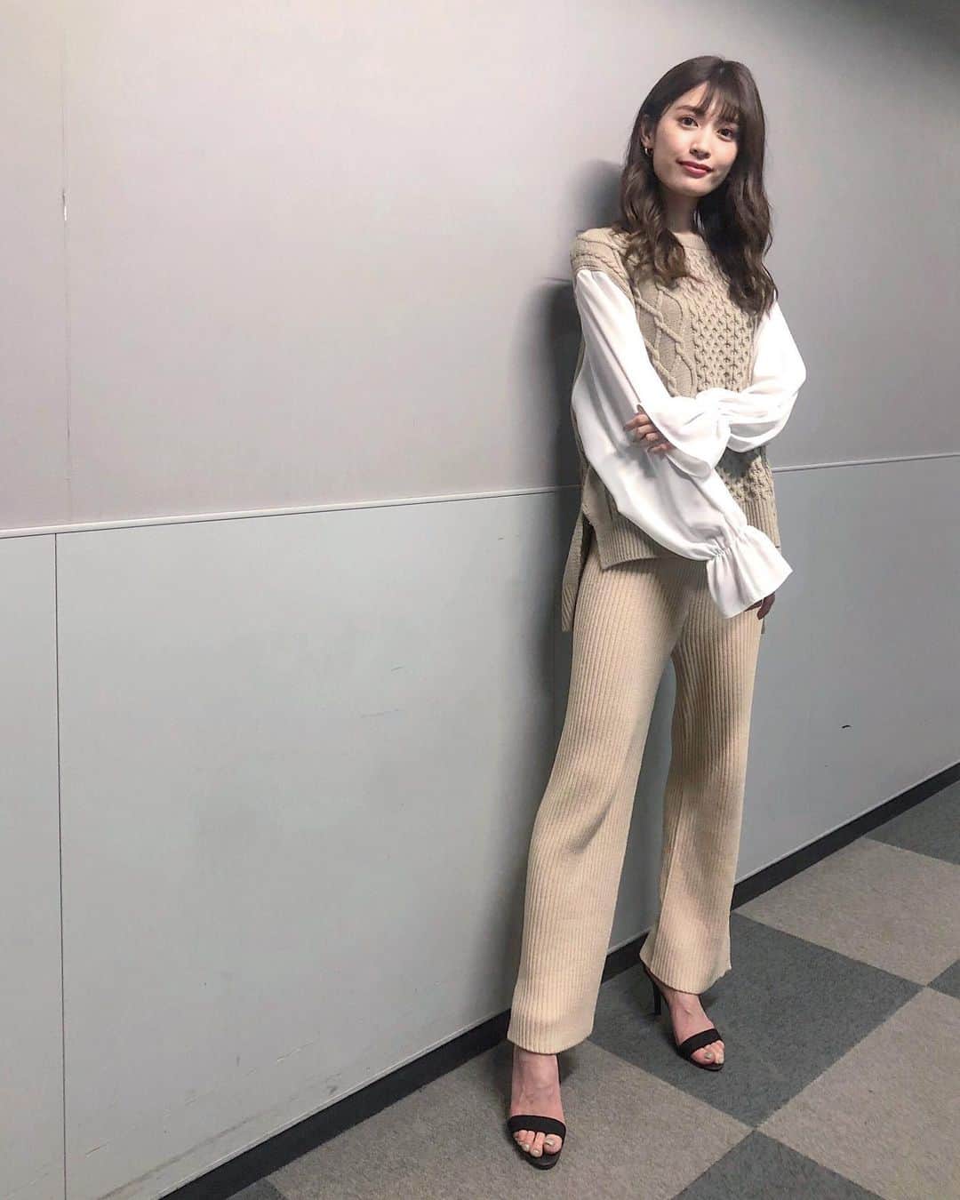 のインスタグラム：「昨日のビジネスクリックの衣装は 珍しくニットパンツでカジュアルな感じでした🌼 ビジクリではスカートが多いからたまにはありよね？ 私は好き🤔 @dazzlin_official  @business_click」