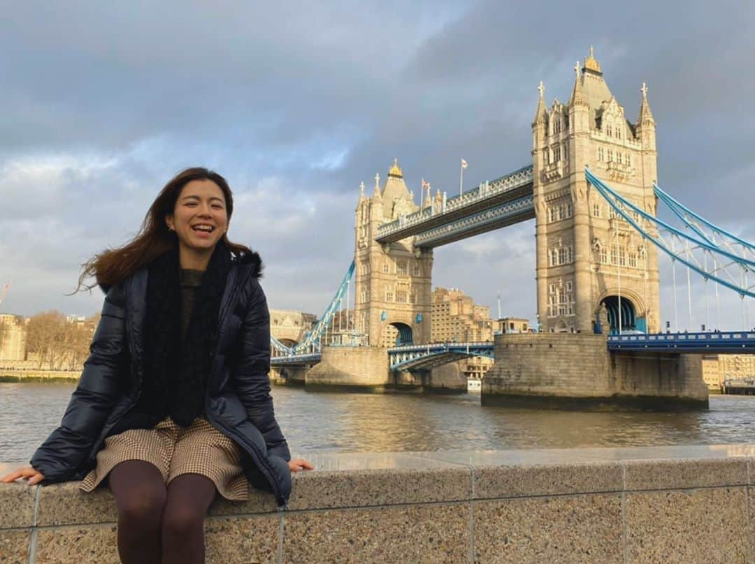 岩崎裕美さんのインスタグラム写真 - (岩崎裕美Instagram)「. 📍tower bridge / London🇬🇧 . へらへら笑ってるけど この後、左手の横に微かに見える(アップしたら) 落ちたてほやほやの鳥の💩を しっかりと触っちゃうよ〜😌🙏 ＿＿＿＿＿＿＿＿＿＿＿＿＿＿＿＿＿＿＿＿＿＿＿＿＿ #uk #england #london #towerbridge #trip #travel #british #英国 #ロンドン #ロンドン旅行 #イギリス #イギリス旅行 #旅行 #タワーブリッジ」1月24日 13時15分 - hiromi_iwasaki