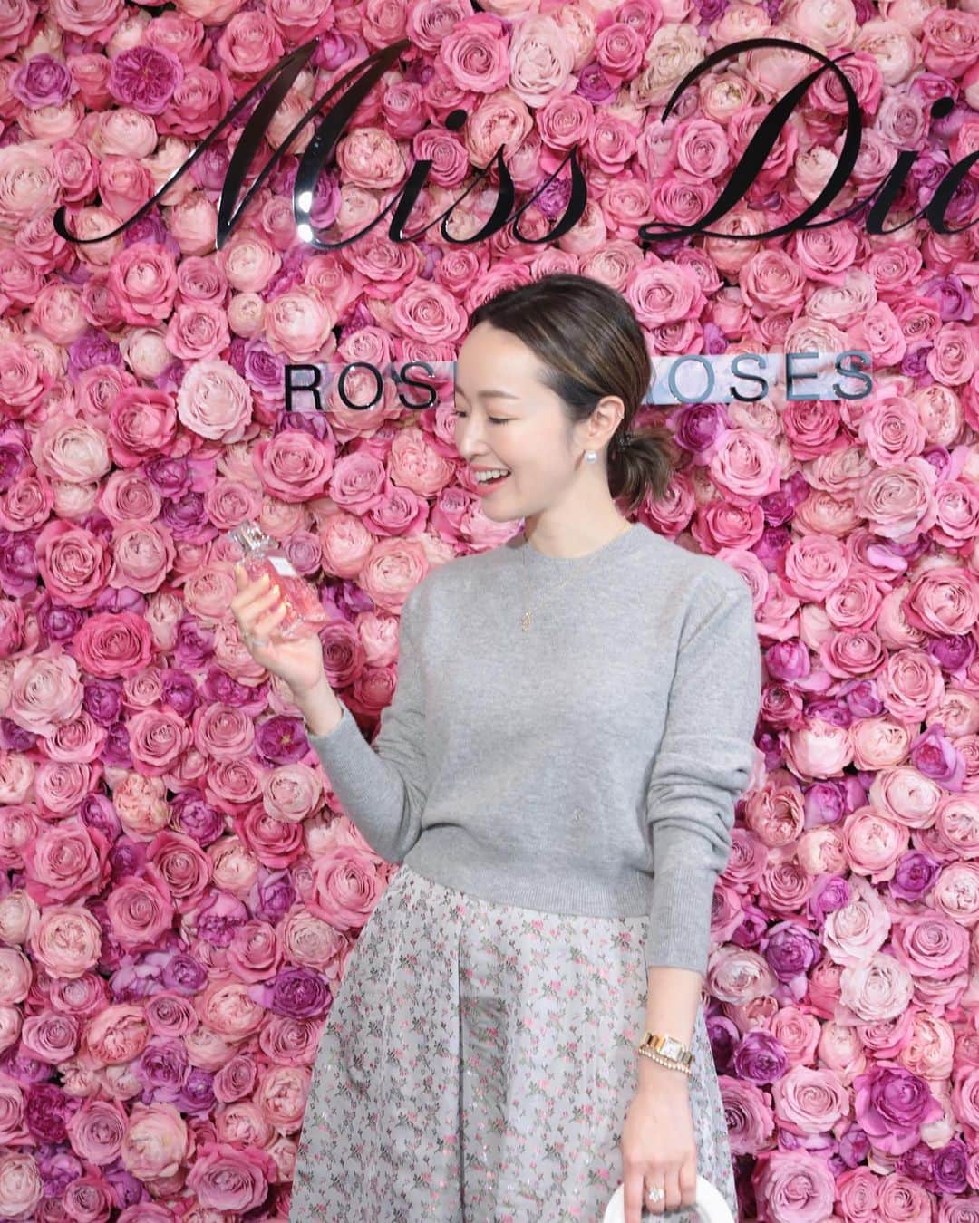 翁安芸さんのインスタグラム写真 - (翁安芸Instagram)「MISS DIOR ROSE ’N ROSES💓 Diorの新しい香り "ミス ディオール ローズ＆ローズ" のイベントへ。  会場いっぱいに広がるバラの花束のような香りに包まれ、、うっとり癒されました☺️💕 大好きなまりあちゃん @mariakamiyama にも久しぶりに会えて嬉しかったー😍  新しいミスディオールもロマンチックでフレッシュな美しい香り、、これから纏うのが楽しみです💓✨ #ミスディオール #ローズアンドローズ #dior #missdior #parfums #ディオール #akiweng #翁安芸」1月24日 13時25分 - akinyc