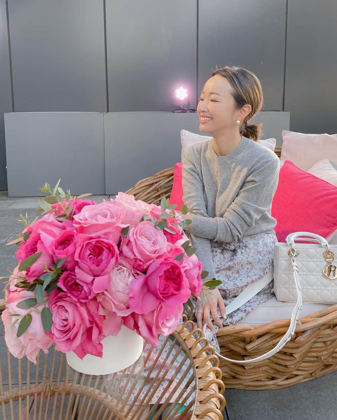 翁安芸さんのインスタグラム写真 - (翁安芸Instagram)「MISS DIOR ROSE ’N ROSES💓 Diorの新しい香り "ミス ディオール ローズ＆ローズ" のイベントへ。  会場いっぱいに広がるバラの花束のような香りに包まれ、、うっとり癒されました☺️💕 大好きなまりあちゃん @mariakamiyama にも久しぶりに会えて嬉しかったー😍  新しいミスディオールもロマンチックでフレッシュな美しい香り、、これから纏うのが楽しみです💓✨ #ミスディオール #ローズアンドローズ #dior #missdior #parfums #ディオール #akiweng #翁安芸」1月24日 13時25分 - akinyc