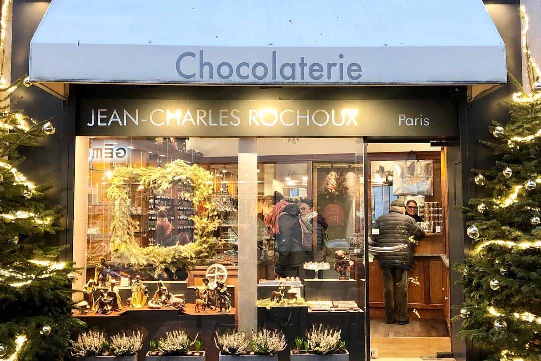 矢部あやさんのインスタグラム写真 - (矢部あやInstagram)「行きたかったチョコ屋巡り。 まずは、Jean-Charles Rochoux。 青山に店舗があるので一度だけ行ったことがありますが パリのお店は日本と違いアットホームな雰囲気でした。 置いてあるチョコの数や種類が全然違ったので、足を運んで良かったです。 これだけ詰め込んで14€。安い。 ・ #JeanCharlesRochoux #ジャンシャルルロシュー」1月24日 13時25分 - yabe0622