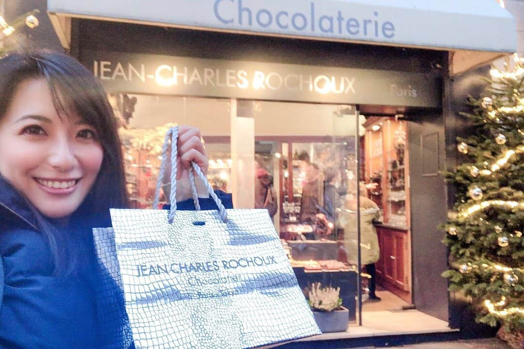 矢部あやのインスタグラム：「行きたかったチョコ屋巡り。 まずは、Jean-Charles Rochoux。 青山に店舗があるので一度だけ行ったことがありますが パリのお店は日本と違いアットホームな雰囲気でした。 置いてあるチョコの数や種類が全然違ったので、足を運んで良かったです。 これだけ詰め込んで14€。安い。 ・ #JeanCharlesRochoux #ジャンシャルルロシュー」