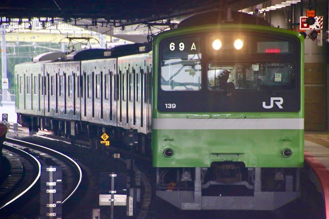 徳永ゆうきさんのインスタグラム写真 - (徳永ゆうきInstagram)「. .  カーブでもう１枚。 . #鉄道写真 #撮り鉄 #鉄道好き #JR西日本 #おおさか東線 #新大阪駅 #201系 #ウグイス色 #久宝寺行き #カーブ」1月24日 13時29分 - tokuchan_1113