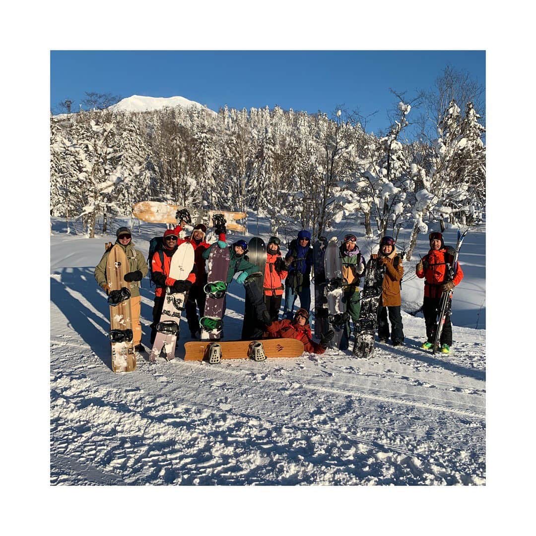 竹内智香さんのインスタグラム写真 - (竹内智香Instagram)「......... こんなに近くに旭岳があるのに 山でこんな風に 過ごすのは初めて。  温暖化がすすみ 雪がどんどんと減っている今 改めて 自然の偉大さ、恵みに感謝🙏  そして ここ最近やっている クロスカントリースキーも スプリットボードでのハイクも とーーーっても良い トレーニング💪👍 キツイけど こんな大自然の中で 心肺機能を鍛えられる💪  室内で コツコツエアロバイクに トレッドミル乗るのいいけど やっぱり 自然は最高です👍  そして 素晴らしい仲間と出会えること。 競技に没頭していて 気づけなかったことに 気づける毎日です。  子供と過ごすことで気づくこと 偉大すぎる自然の中で スノーボードのスキルが まだまだ下手過ぎること。  日々学びです。  #スノーボード #バックカントリー #旭岳 #北海道 #picture #Giro #Hestra #bliz #Spray」1月24日 13時32分 - tomoka_takeuchi