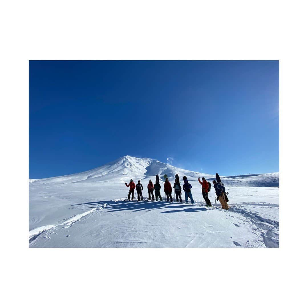 竹内智香さんのインスタグラム写真 - (竹内智香Instagram)「......... こんなに近くに旭岳があるのに 山でこんな風に 過ごすのは初めて。  温暖化がすすみ 雪がどんどんと減っている今 改めて 自然の偉大さ、恵みに感謝🙏  そして ここ最近やっている クロスカントリースキーも スプリットボードでのハイクも とーーーっても良い トレーニング💪👍 キツイけど こんな大自然の中で 心肺機能を鍛えられる💪  室内で コツコツエアロバイクに トレッドミル乗るのいいけど やっぱり 自然は最高です👍  そして 素晴らしい仲間と出会えること。 競技に没頭していて 気づけなかったことに 気づける毎日です。  子供と過ごすことで気づくこと 偉大すぎる自然の中で スノーボードのスキルが まだまだ下手過ぎること。  日々学びです。  #スノーボード #バックカントリー #旭岳 #北海道 #picture #Giro #Hestra #bliz #Spray」1月24日 13時32分 - tomoka_takeuchi