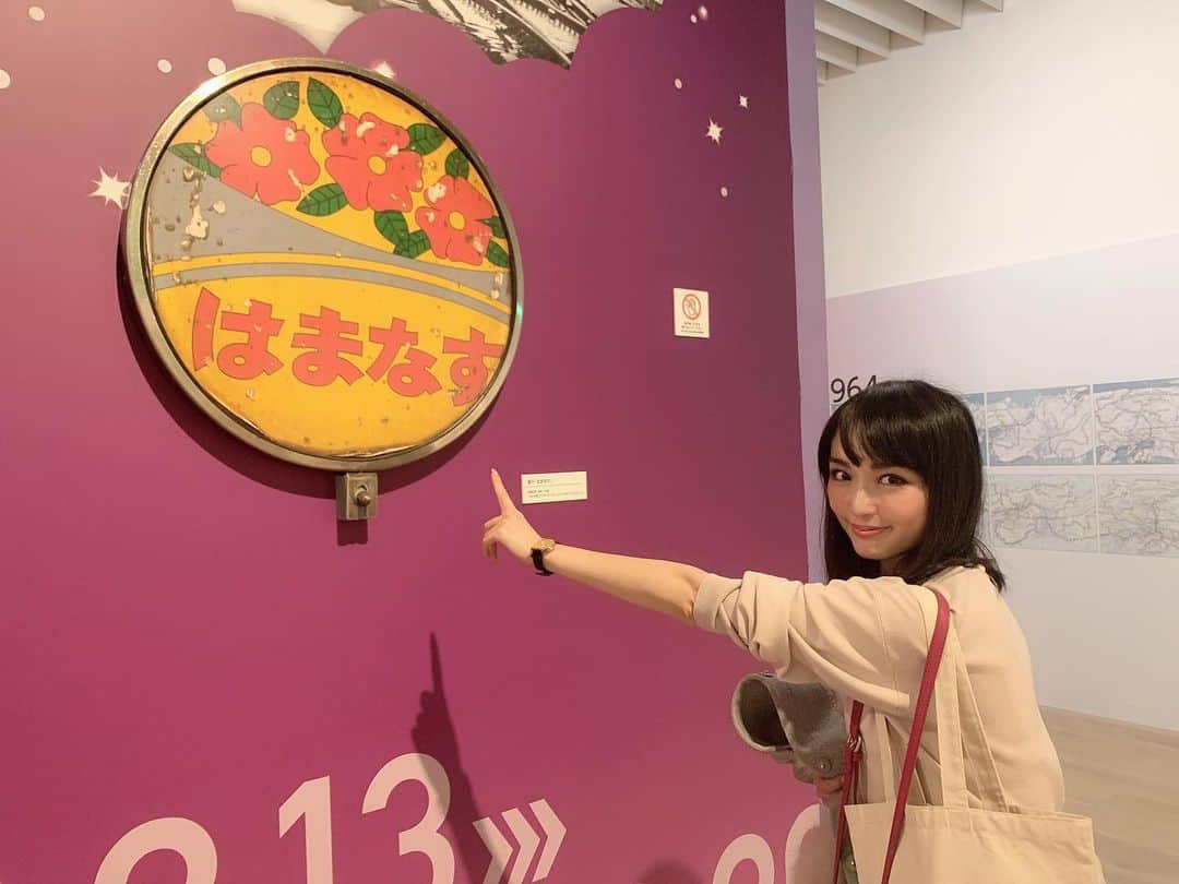 のインスタグラム：「少しお久しぶりになってしまってすみません🥺 キタコレ！の#天空ノ鉄道物語 レポがアップされたのでこちらにもオフショットアップ^^* 本編はこちらからみてね❤ → http://www.kita-colle.com/m/content/27545/ 🚃 さてはて、#天鉄展 行かれた方いらっしゃいますか？ 桃はすでに2回もいってしまいました^^* 2枚目: まずは自分で硬券に打刻するところから始まります。 ここでは動画で！(*^^*) ぐっとおしこまなくてはいけませんがその重厚感がとてもよき♡ 3枚目 : さながら、というかまさに鉄道博物館のよう。 1枚目も私にとってはとても馴染み深いはまなすヘッドマークとの再会なんですが、 日本海、あけぼのと私でも乗れた懐かしの寝台列車のヘッドマークと再会できました🥰 🚃〃 4、5枚目 : テーマがオリンピック、1964年·····つまり0系にも触れられています。 この椅子は当時の0系の椅子。 今より少し座席幅が狭いのですが当時の日本人の体型に合わせてつくられたそう。 ちなみに20歳男子の平均身長はこの56年で164.9cmから171.7cmにのびたんだって。びっくり‪\(ᯅ̈ )/‬ 🚃〃 6枚目: どれも、のったことない！笑笑 だからこそこうして会えるとうれしいのです(^-^) 🚃〃 7-10枚目: わたしが知ることは出来なかった、国鉄からJRへ。 その時の様子もここで知ることが出来ました。 その時の皆様はどうでしたか？うきうき？わくわく？どきどき？不安？ その時、その瞬間を知らなかったからこそ、こうして当時の資料をみながら想いを馳せるのが楽しかったです。 みんなの思い出良かったらおしえて欲しいな❤ つづく。 #国鉄時代 #鉄道博物館  #ヘッドマーク  #昭和レトロ」