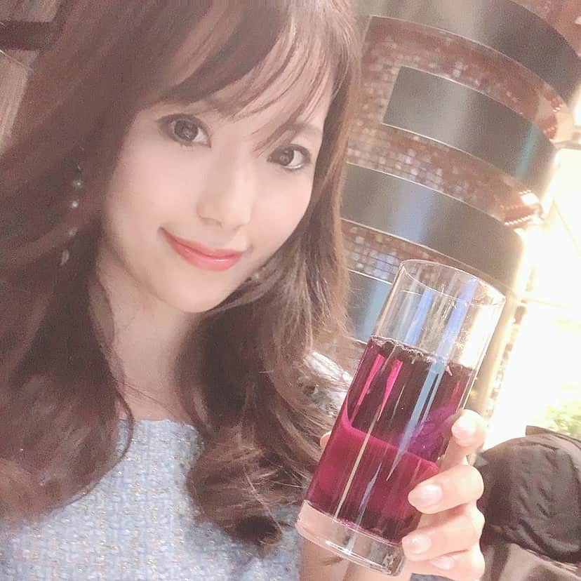 美波さおりさんのインスタグラム写真 - (美波さおりInstagram)「海外セレブも注目している﻿ 有機JAS認定のモンゴリアンベリー❣️﻿ ﻿ お友達が飲んでて気になってて﻿ 飲み始めてみたよー！！﻿ ﻿ ﻿ モンゴリアンベリーに含まれる﻿ 抗酸化アントシアニン﻿ OPC成分が﻿ ﻿ 便秘解消、利尿作用、代謝向上の効果、﻿ ダイエット効果﻿ アンチエイジング効果もあるそう❤️️️️️✨️️﻿ ﻿ ﻿ 抗酸化力がすごく高くて﻿ ブルーベリーの10倍😳❤️️️️️﻿ ﻿ ﻿ モンゴリアンベリーティー✨﻿ 色も綺麗で気分も上がるー💕🥺﻿ 1ヶ月近く毎日飲み続けてたのですが、﻿ ﻿ ﻿ 肌の調子がよいー！！﻿ あと朝スッキリ起きれるようになってきた🥺❤️️﻿ ﻿ ﻿ ﻿ オーガニックで、ノンカフェインなのも嬉しい❤️️✨﻿ ﻿ ﻿ 飲み続けてみようと思います🥰﻿ ﻿ @mongolianberry 気になる方﻿ 是非見てみてください✨﻿ ﻿ ﻿ #モンゴリアンベリー﻿ #ゴジベリー﻿ #枸杞 ﻿ #クコの実 ﻿ #スーパーフード﻿ #美肌﻿ #アンチエイジング ﻿ #エイジングケア #美肌」1月24日 13時57分 - sarixoxo101