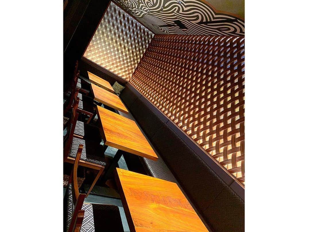 百合華さんのインスタグラム写真 - (百合華Instagram)「GINZA SIXの4階にある『JOTARO SAITO』にてスイーツタイム🍨💕 ﻿ こちらのカフェ空間では日本を代表する奇才デザイナーであるジョウタロさんの感性や拘りを五感で愉しむ事が出来ちゃいます✨  今回いただいたパフェもカラフルでとっても素敵でした🥰  御本人が店舗におられる時もあるのでタイミングが良ければ貴重な至福のひとときになるかも🦆✨🦆✨🦆 ﻿﻿ #東京﻿ #中央区﻿ #銀座﻿ #ginzasix ﻿ #ginzatokyo ﻿ #斎藤上太郎 ﻿ #着物﻿ #kimono ﻿ #デザイナー﻿ #designer﻿ #ファッションデザイナー﻿ #インテリアデザイナー﻿ #空間デザイナー ﻿ #拘り﻿ #スイーツタイム #カフェタイム﻿ #パフェ #カラフル  #奇才﻿ #芸術的﻿ #美食 #美食家 #aumoグルメ」1月24日 14時16分 - yurika.lovelily