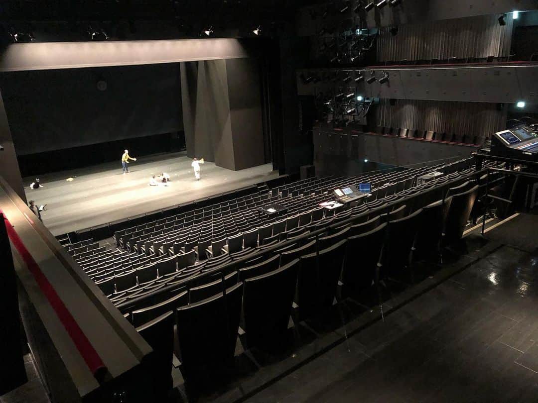 田中知之さんのインスタグラム写真 - (田中知之Instagram)「Tomorrow's venue Before rehearsal  明日の会場 リハーサル前  私が音楽を担当している舞台『常陸坊海尊』が明日1月25日（土）の新潟公演をもって千秋楽を迎えます。今回は、まだ台本も仕上がる以前より演出の長塚圭史君はじめ、キャスト、スタッフの皆さんとイメージを共有し、一から芝居を作りあげるという貴重な体験ができました。 かの蜷川幸雄が22年前に同作を上演した時にも主役の1人である"おばば"を演じた白石加代子さんが今回の長塚版でも同役を演じてらっしゃるのですが、もう凄いとか上手いとか言う次元を遥かに超えた神掛かり的な演技の瞬間を何度も側で拝見して、芝居作りをご一緒することができたことは、もはや私の音楽人生の宝です。勿論、白石さん以外も凄い役者さん揃い踏み。更に、劇中で重要な役割を果たす"子守唄"の作曲までやらせてもらっているのですが、FPMとして子守唄を作るのは多分最初で最後でしょう。しかも、作詞は稀代の劇作家・故 秋元松代な訳で…。泣いても笑ってもあと1回の上演です。  #常陸坊海尊」1月24日 14時27分 - tomoyukitanaka