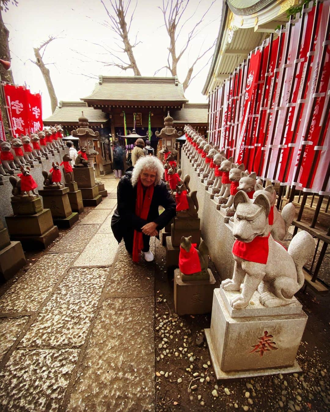 ブライアン・メイさんのインスタグラム写真 - (ブライアン・メイInstagram)「Toyokawa Inari - a Shinto shrine populated with amazing foxes ... the angels or guardians ... I would explain further but I haven’t grasped it yet !! But I love it.  I’m sure Fa would love it too !!! 💥💥💥💥OK - INARI actually means FOX - and Toyokawa is the central Shinto Shrine near Nagoya of which this small shrine is a ‘branch’. Wonderful ! Bri」1月24日 14時25分 - brianmayforreal