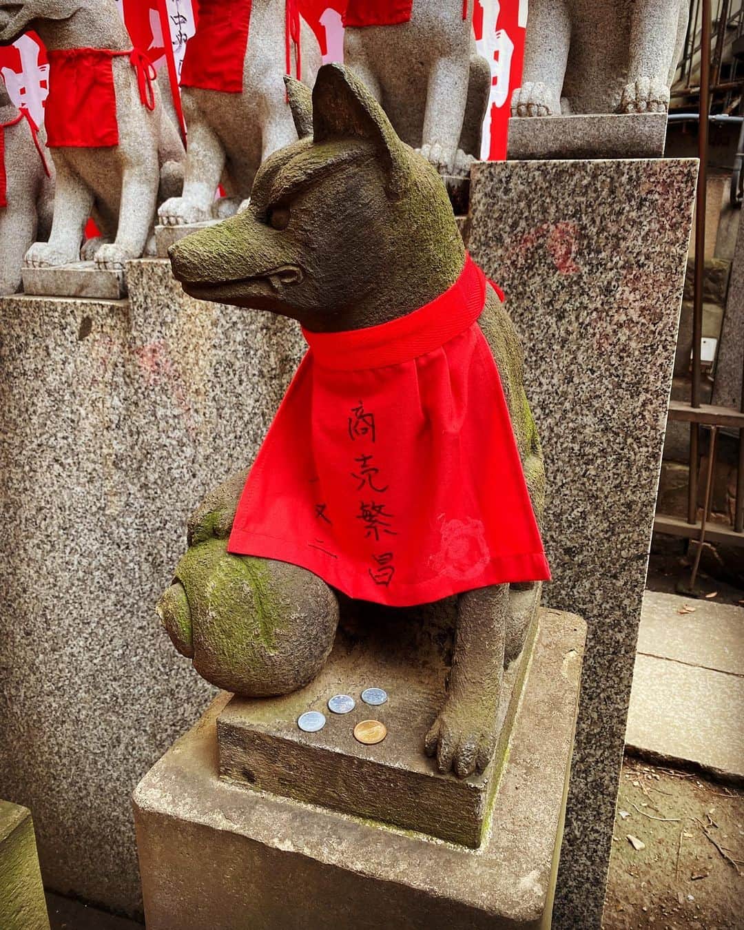 ブライアン・メイさんのインスタグラム写真 - (ブライアン・メイInstagram)「Toyokawa Inari - a Shinto shrine populated with amazing foxes ... the angels or guardians ... I would explain further but I haven’t grasped it yet !! But I love it.  I’m sure Fa would love it too !!! 💥💥💥💥OK - INARI actually means FOX - and Toyokawa is the central Shinto Shrine near Nagoya of which this small shrine is a ‘branch’. Wonderful ! Bri」1月24日 14時25分 - brianmayforreal