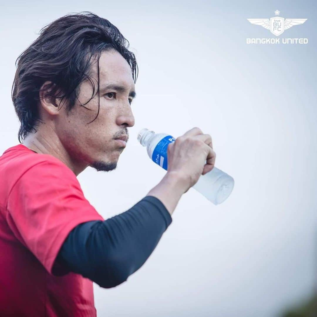 細貝萌さんのインスタグラム写真 - (細貝萌Instagram)「I LOVE “POCARI SWEAT.”😝😄練習中の写真も…⚽️📷 #大塚製薬#ポカリスエット #pocarisweat#truebangkokunited#bangkokunited#bufc#pocarisweatth#群馬#群馬県」1月24日 14時26分 - hajime_hosogai_official