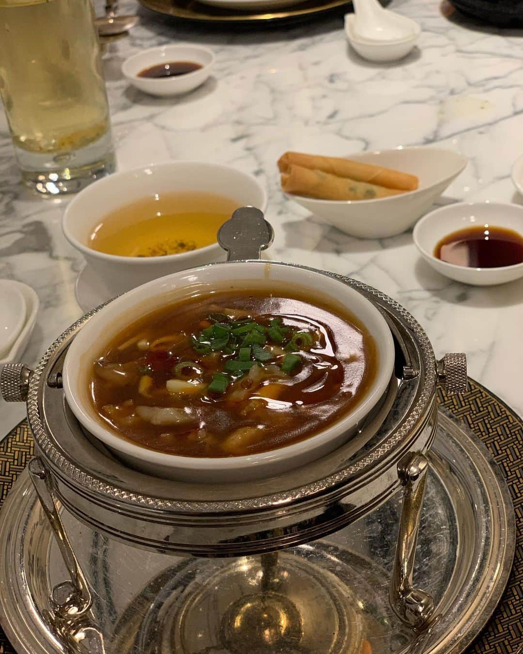 住谷杏奈さんのインスタグラム写真 - (住谷杏奈Instagram)「･ クアラルンプールのリッツカールトンの 中華料理屋さん｢麗苑｣がリニューアルオープンして とても綺麗に生まれ変わりました☺️ ･ 待ち遠しかったよー。 ･ クアラルンプールという土地柄、 ホテルの中華なのに、どんなに食べて飲んで、 ツバメの巣食べて北京ダック食べても 1万円いかないという所も凄く魅力的🥺 ･ クアラルンプールへ行ったら 絶対に1食は入れたいお気に入りのレストランです。 ･ ･ ･ #Malaysia#KualaLumpur#🇲🇾 #TheRitzCarlton#麗苑 #Chineserestaurant #withmyson#familytrip」1月24日 14時29分 - annasumitani
