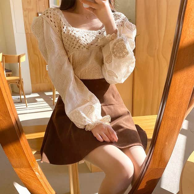 Chuuのインスタグラム：「얼굴이 화사해보이는 블라우스💕💕」