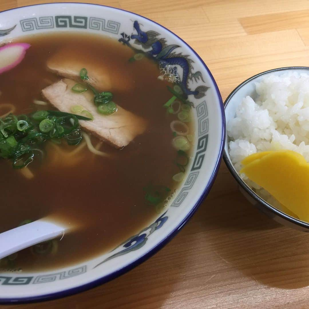 藤崎靖啓さんのインスタグラム写真 - (藤崎靖啓Instagram)「駒鳥のラーメンには ライスが合いますね🍜🍚 #駒鳥 #ラーメンライス #藤ちゃん #藤崎靖啓アナウンサー #テレビ高知」1月24日 14時34分 - yas_fujisaki