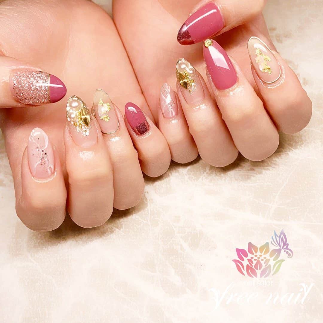 free nail フリーネイルのインスタグラム：「. お客様ネイル💅🏻❄️ . カラーミラー💗✨ . おしゃれなクリアネイル💠🌟 . ご来店ありがとうございました🙇🏻‍♀️🙇🏻‍♀️🙇🏻‍♀️💗 . #ネイルアート #ジェルネイル #ネイルサロン #大阪ネイルサロン #ネイルデザイン #ネイルチェンジ #ミラーネイル #大理石ネイル #ホイルネイル#グリッターネイル #ロングネイル #ピンクネイル #クリアネイル #デザインネイル #トレンドネイル #シンプルネイル #大人ネイル #冬ネイル #winternails #nailsart #nailsdid #美甲 #日式美甲 #日式美甲胶 #日本美甲师 #日本美甲老师 #美甲上课 #日本胶 #フリーネイル #freenail」