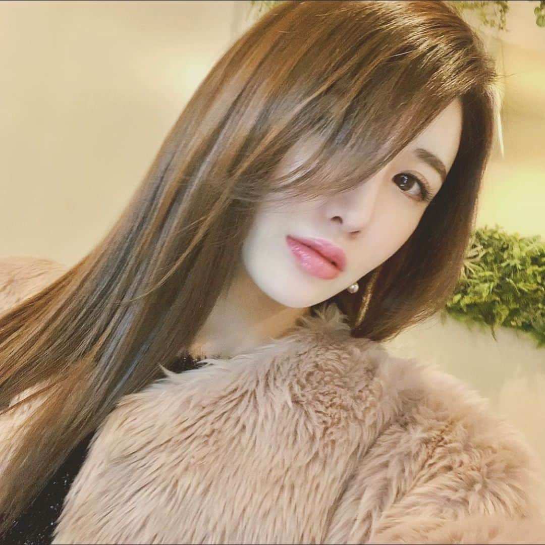 のインスタグラム：「About beauty💇🏻‍♀️❤️💆🏻‍♀️ いつもお世話になっている @rrsalon_  でカラー&トリートメントでつるつる✨ 毎回ケビンさんに @kv_amn29 にお任せしています🥰 前髪をちょっと切ったけどどうでしょ🤞 . 先日初めて湘南美容外科南口院 @sbc_south_shinjuku  で受けた目の下の #リジュラン注射 も目の小皺が ちょっと薄くなった感じがして効いてるよ☺️ 初日はけっこうポコポコ腫れるので予定がある人は要注意です🤞 . みなさん良い週末を〜♪♪」